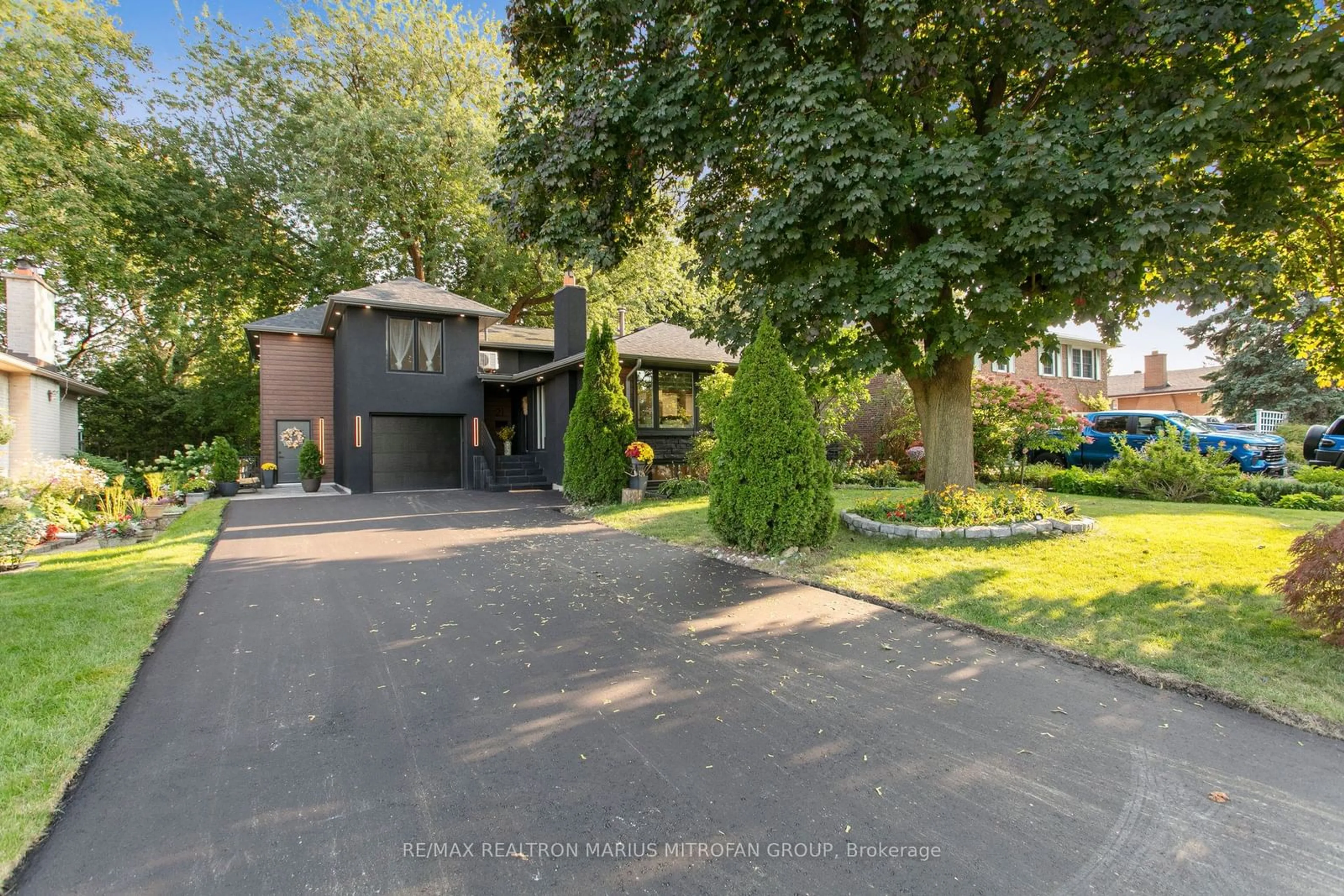 A pic from outside/outdoor area/front of a property/back of a property/a pic from drone, street for 21 Toynbee Tr, Toronto Ontario M1E 1E8