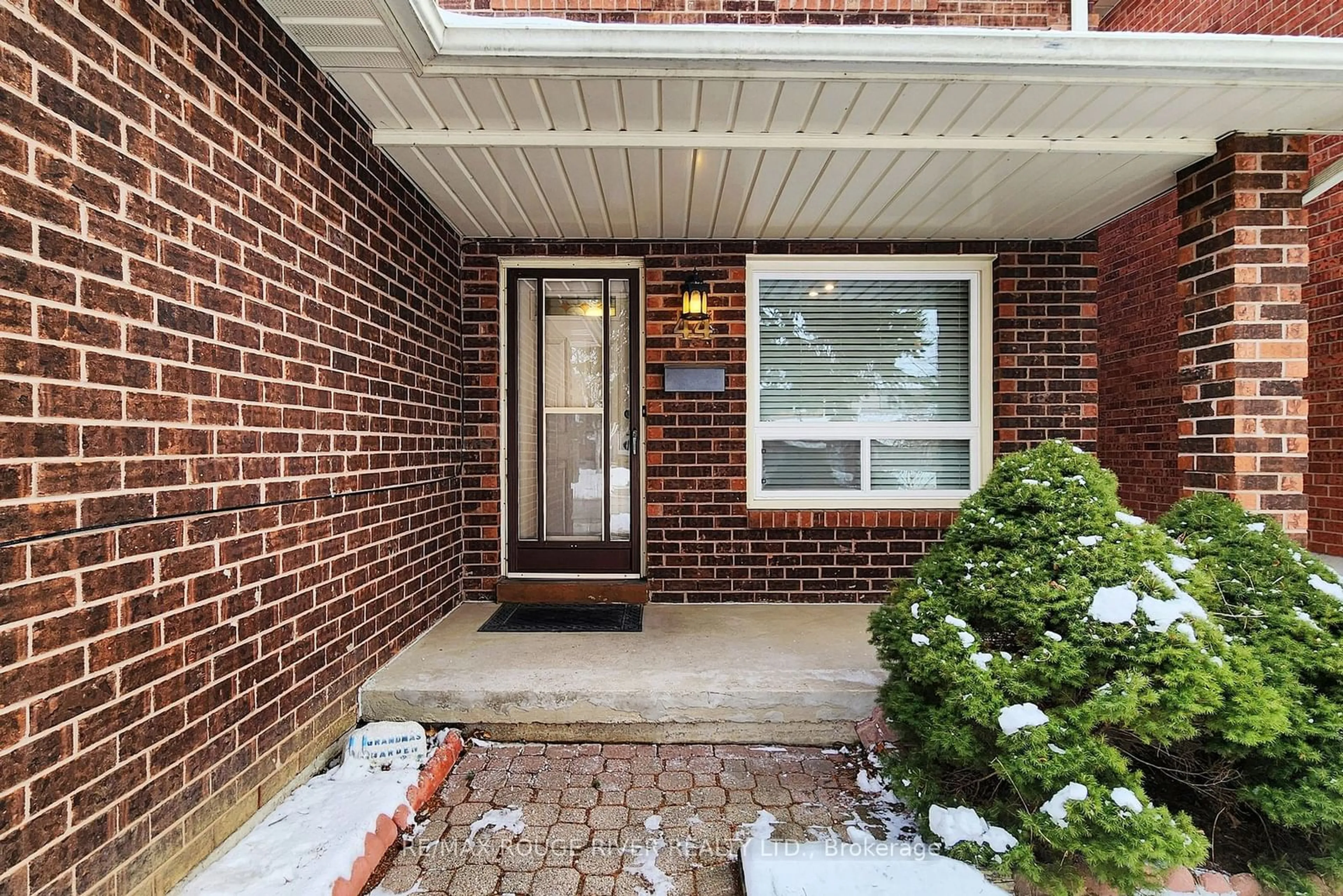 Indoor entryway for 44 Winter Gardens Tr, Toronto Ontario M1C 3E7