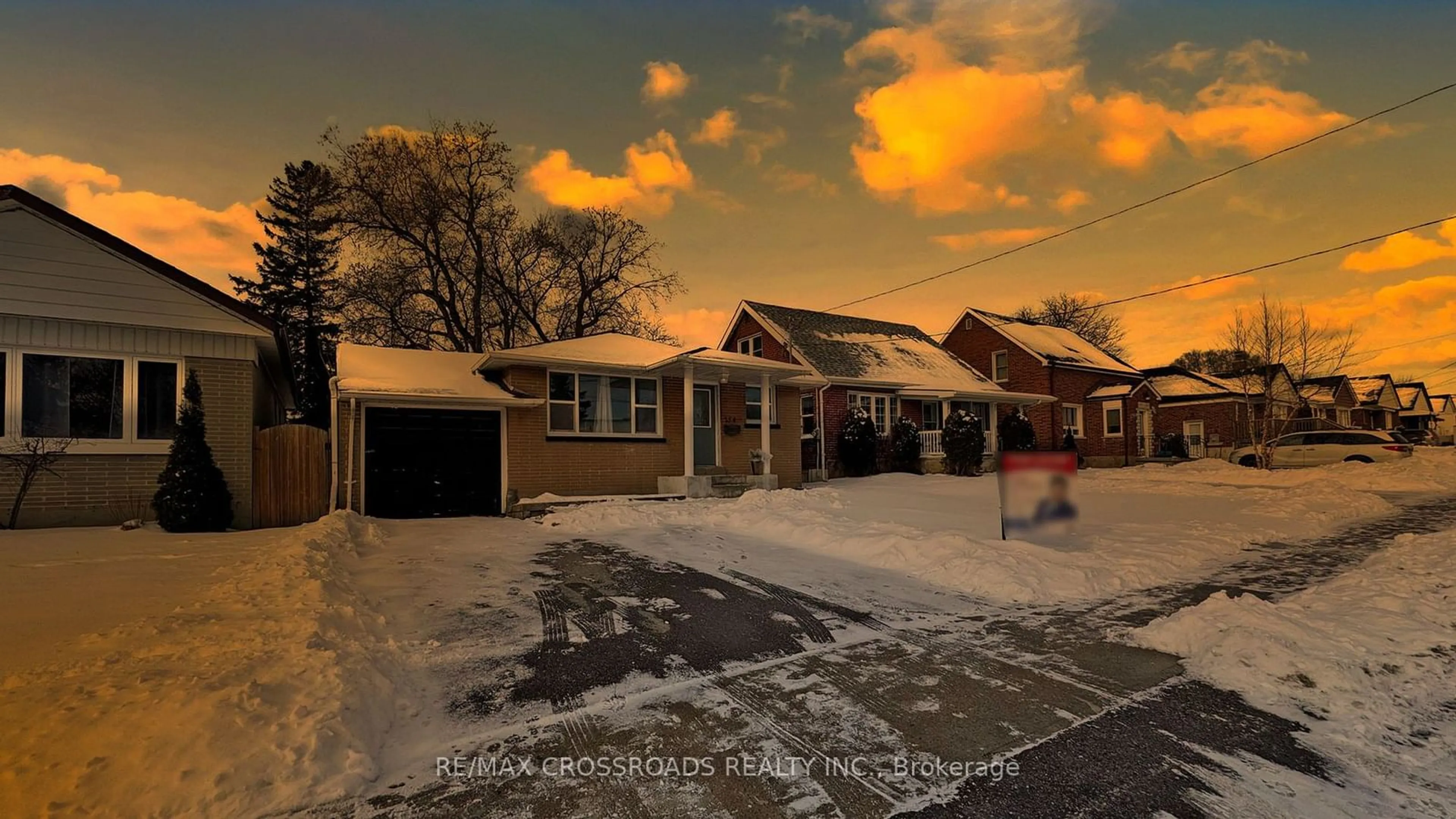 A pic from outside/outdoor area/front of a property/back of a property/a pic from drone, street for 254 Wilson Rd, Oshawa Ontario L1H 6C3