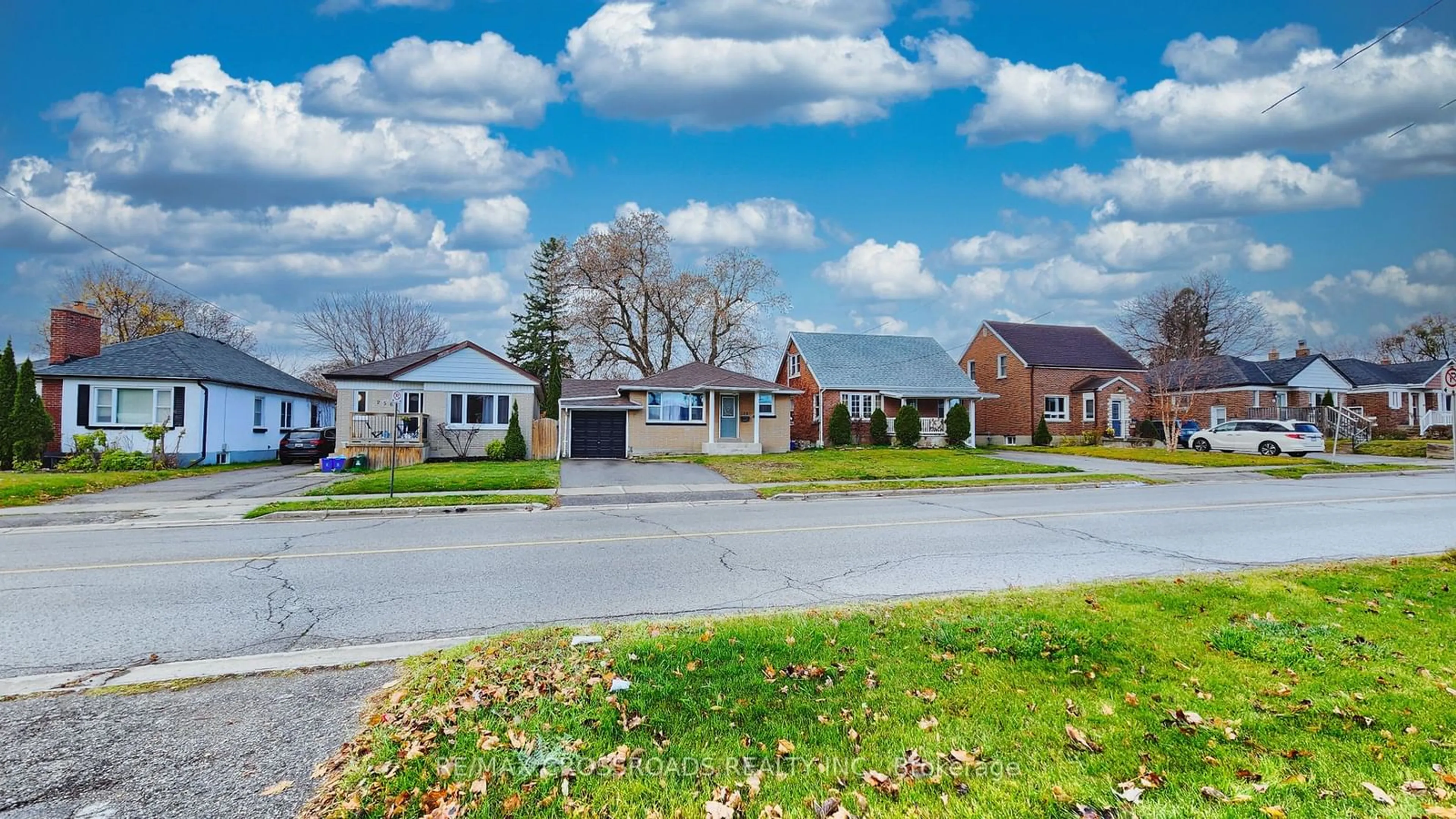 A pic from outside/outdoor area/front of a property/back of a property/a pic from drone, street for 254 Wilson Rd, Oshawa Ontario L1H 6C3