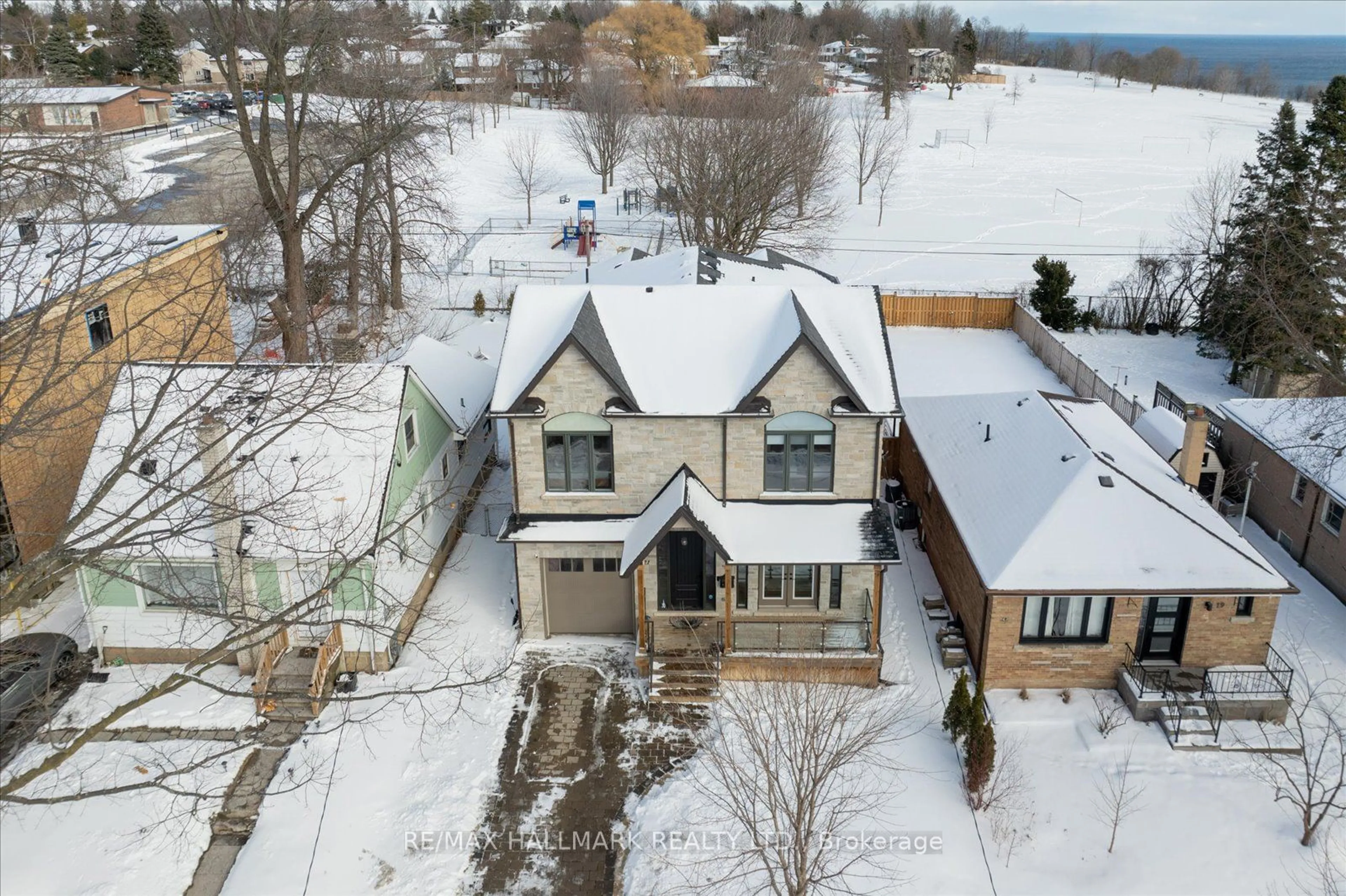 A pic from outside/outdoor area/front of a property/back of a property/a pic from drone, street for 21 Neilson Ave, Toronto Ontario M1M 2S3