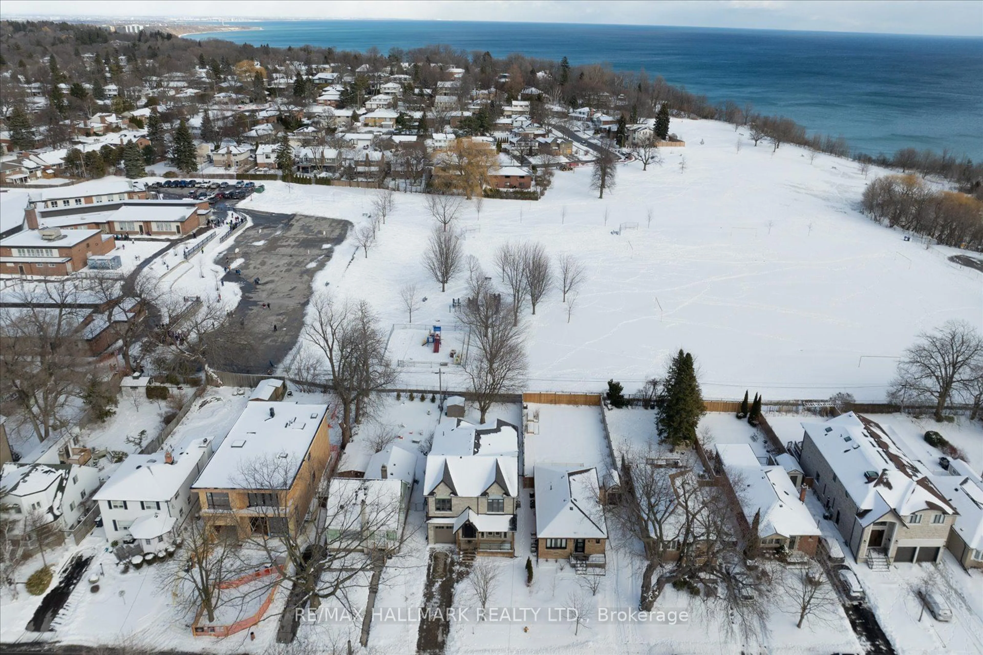 A pic from outside/outdoor area/front of a property/back of a property/a pic from drone, street for 21 Neilson Ave, Toronto Ontario M1M 2S3