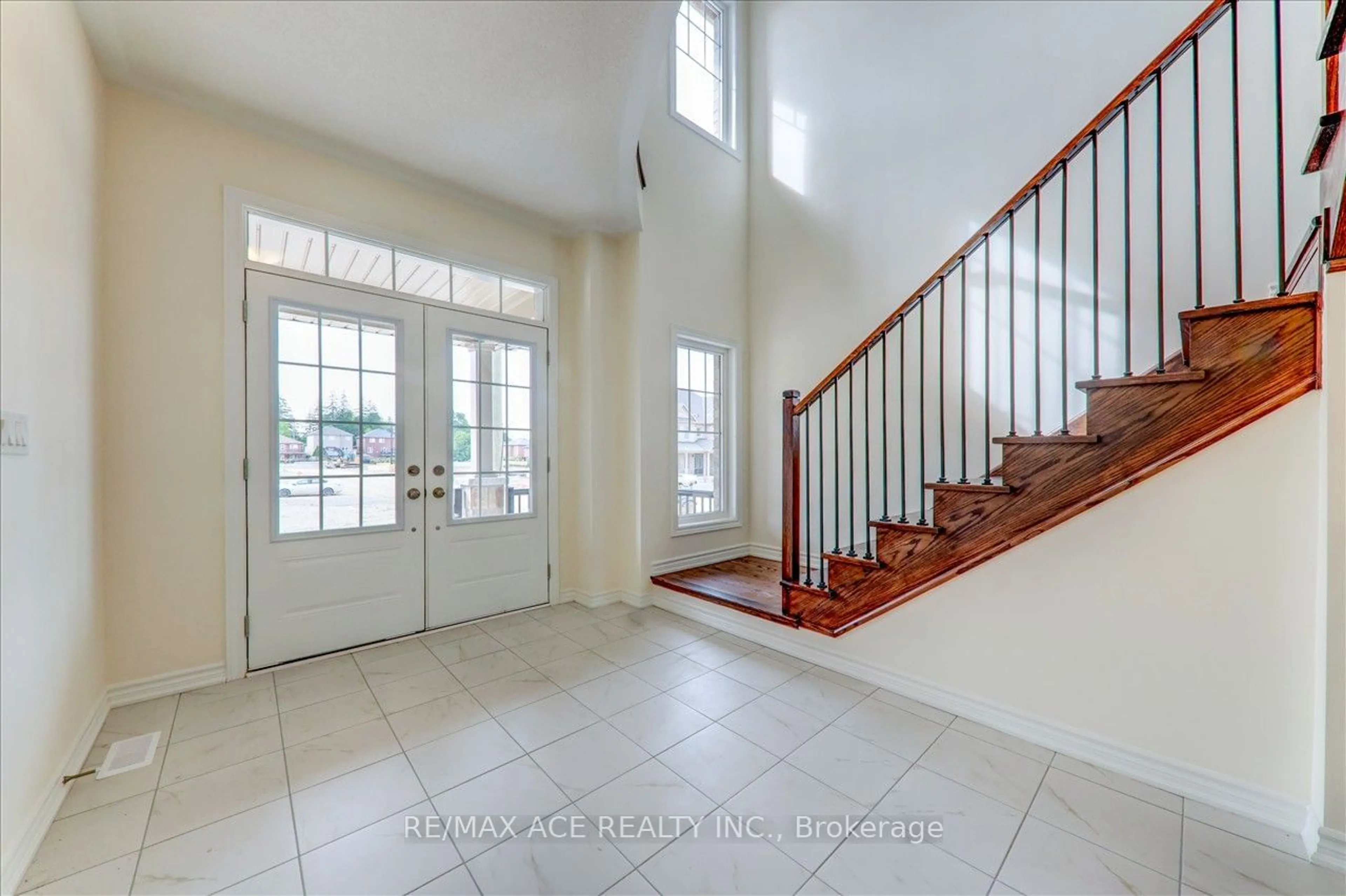 Indoor entryway for 55 Robin Tr, Scugog Ontario L9L 0C9