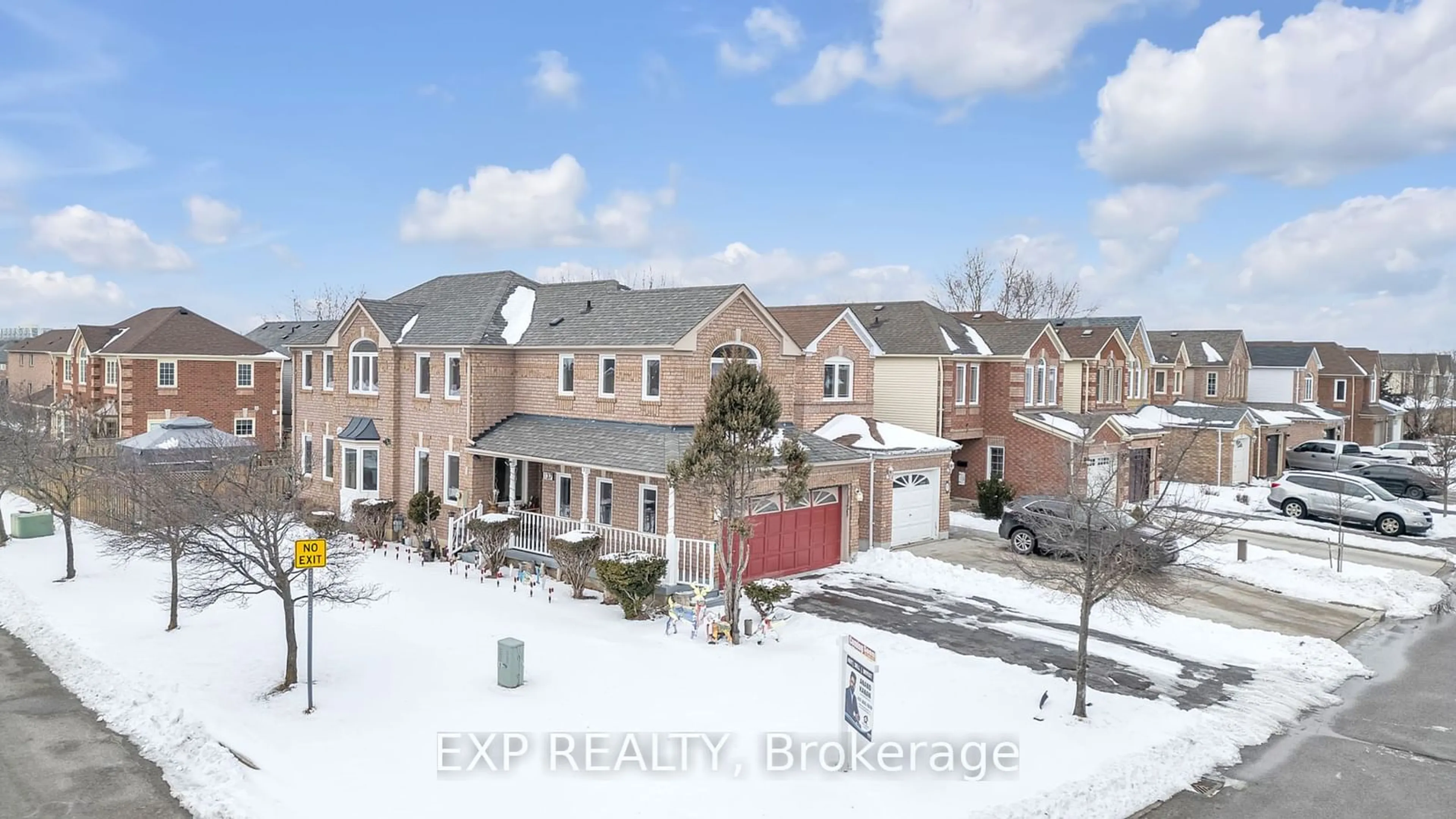 A pic from outside/outdoor area/front of a property/back of a property/a pic from drone, unknown for 137 Smales Dr, Ajax Ontario L1Z 1G7