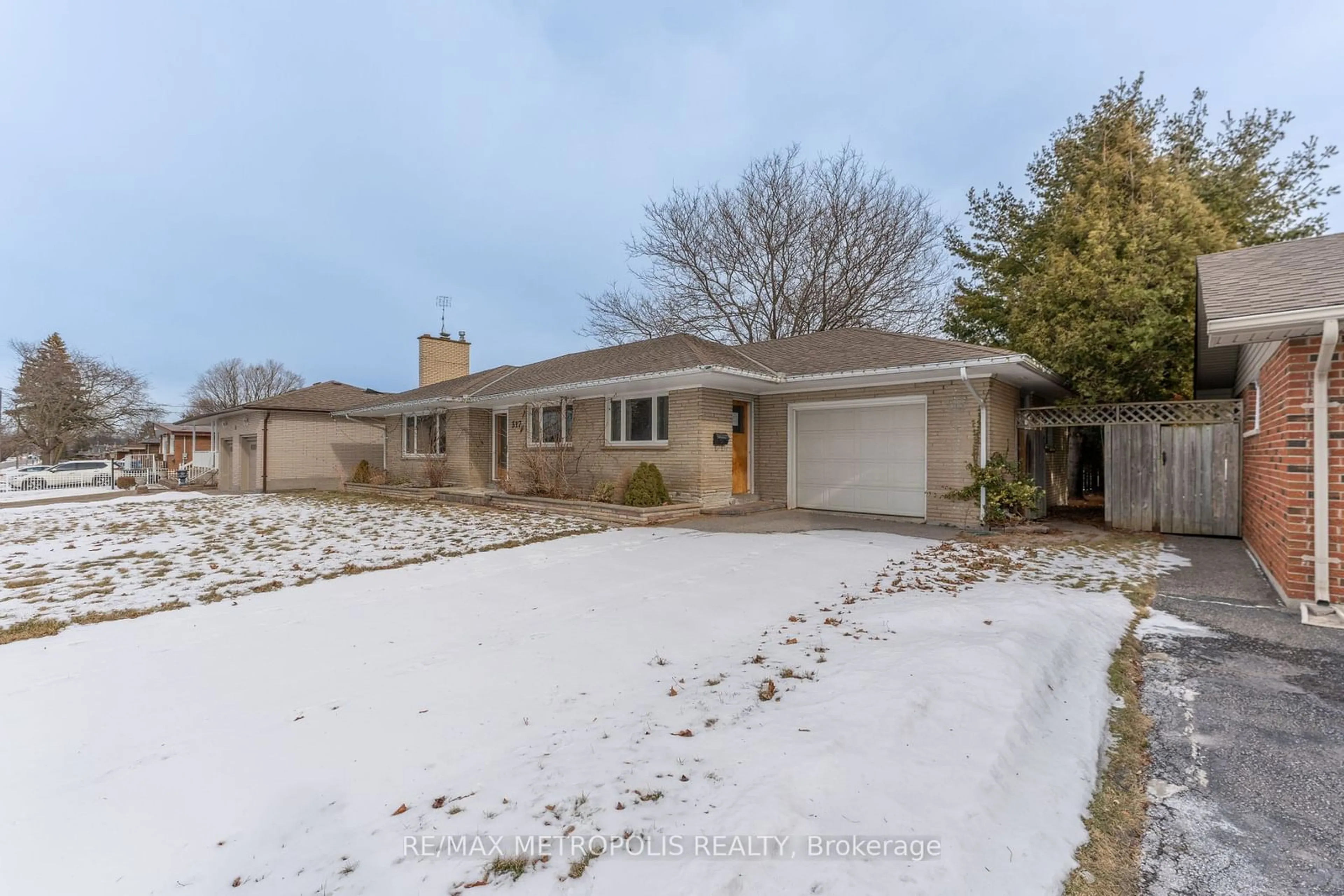 A pic from outside/outdoor area/front of a property/back of a property/a pic from drone, street for 317 FAREWELL St, Oshawa Ontario L1H 6L8