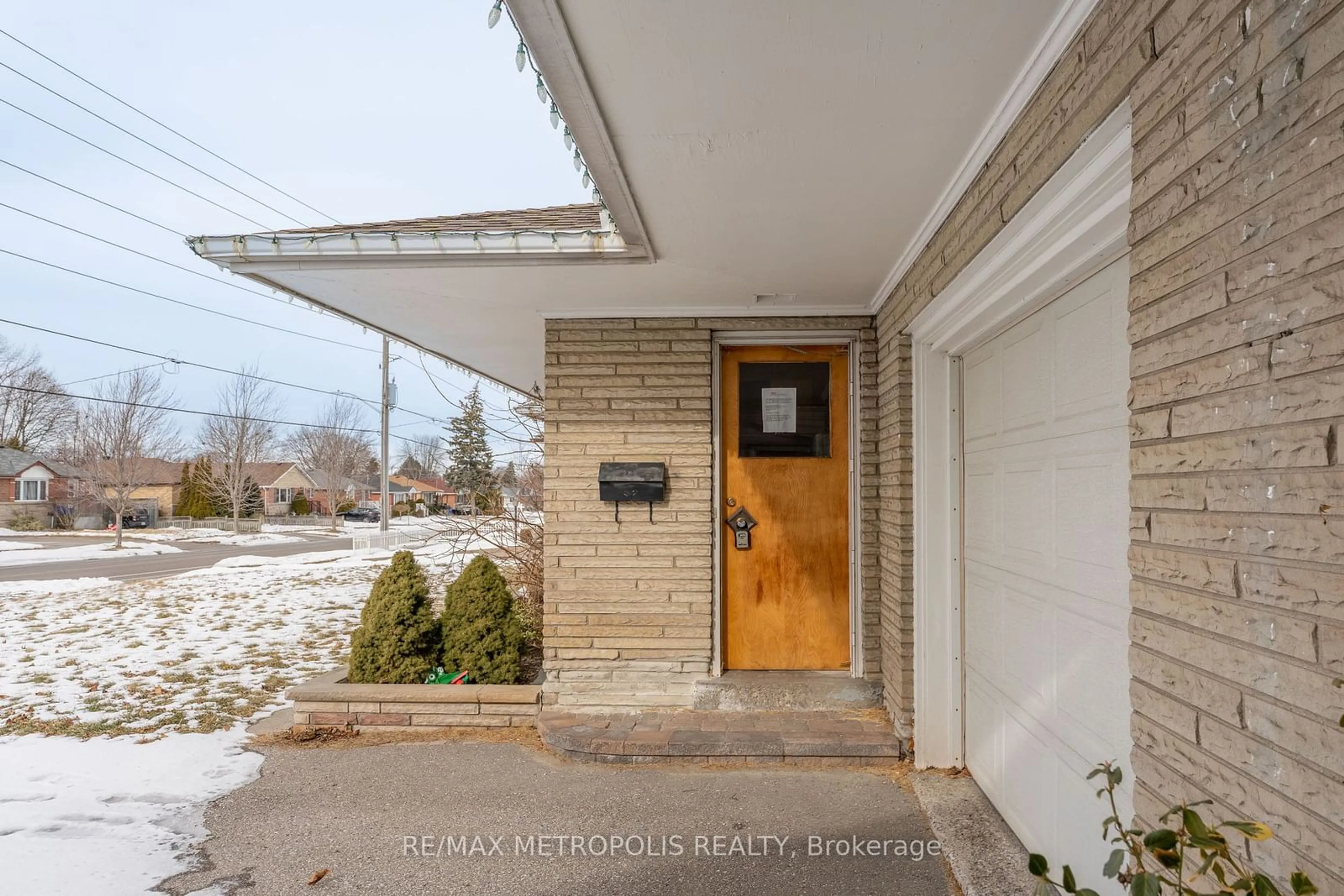 Indoor entryway for 317 FAREWELL St, Oshawa Ontario L1H 6L8