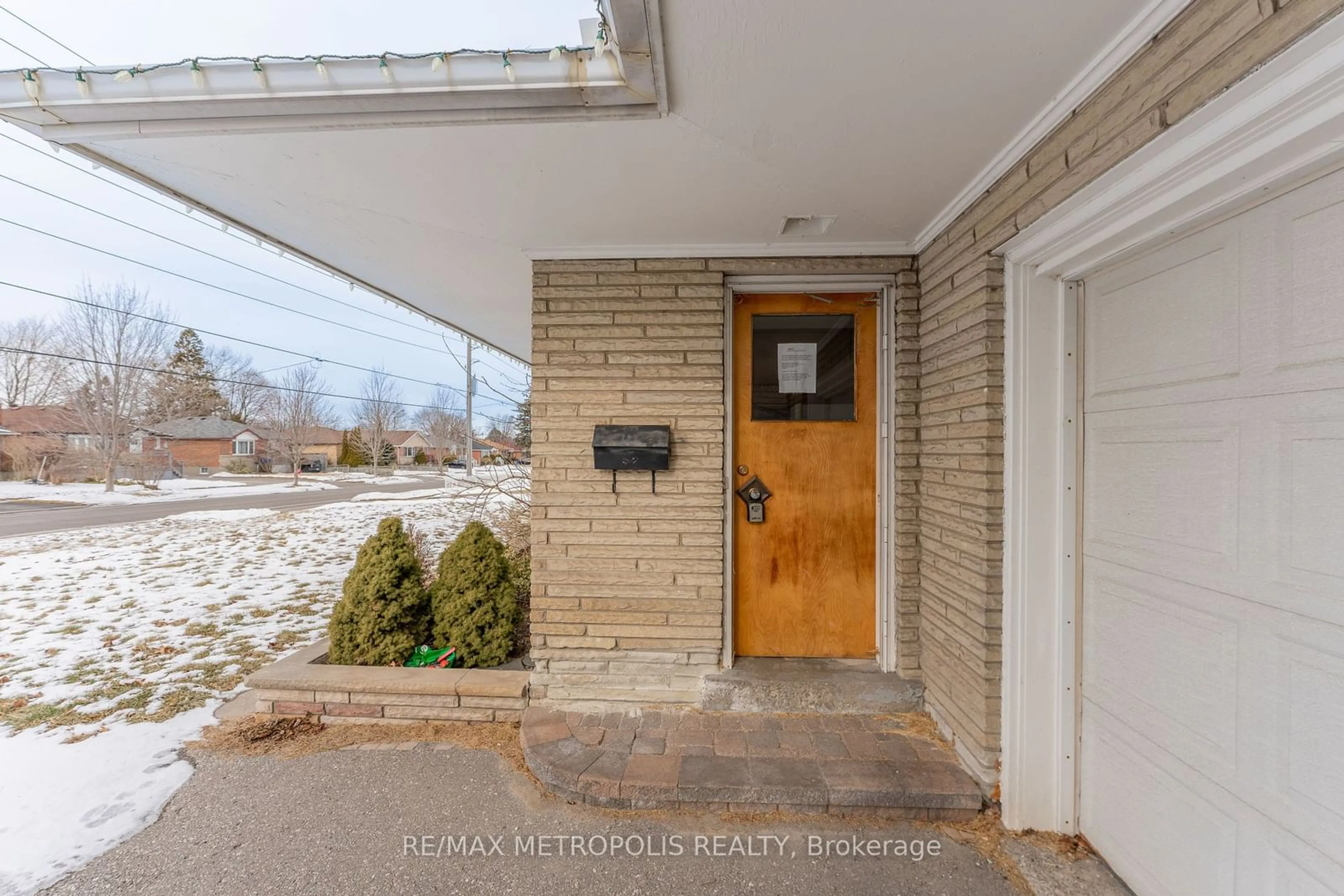 Indoor entryway for 317 FAREWELL St, Oshawa Ontario L1H 6L8