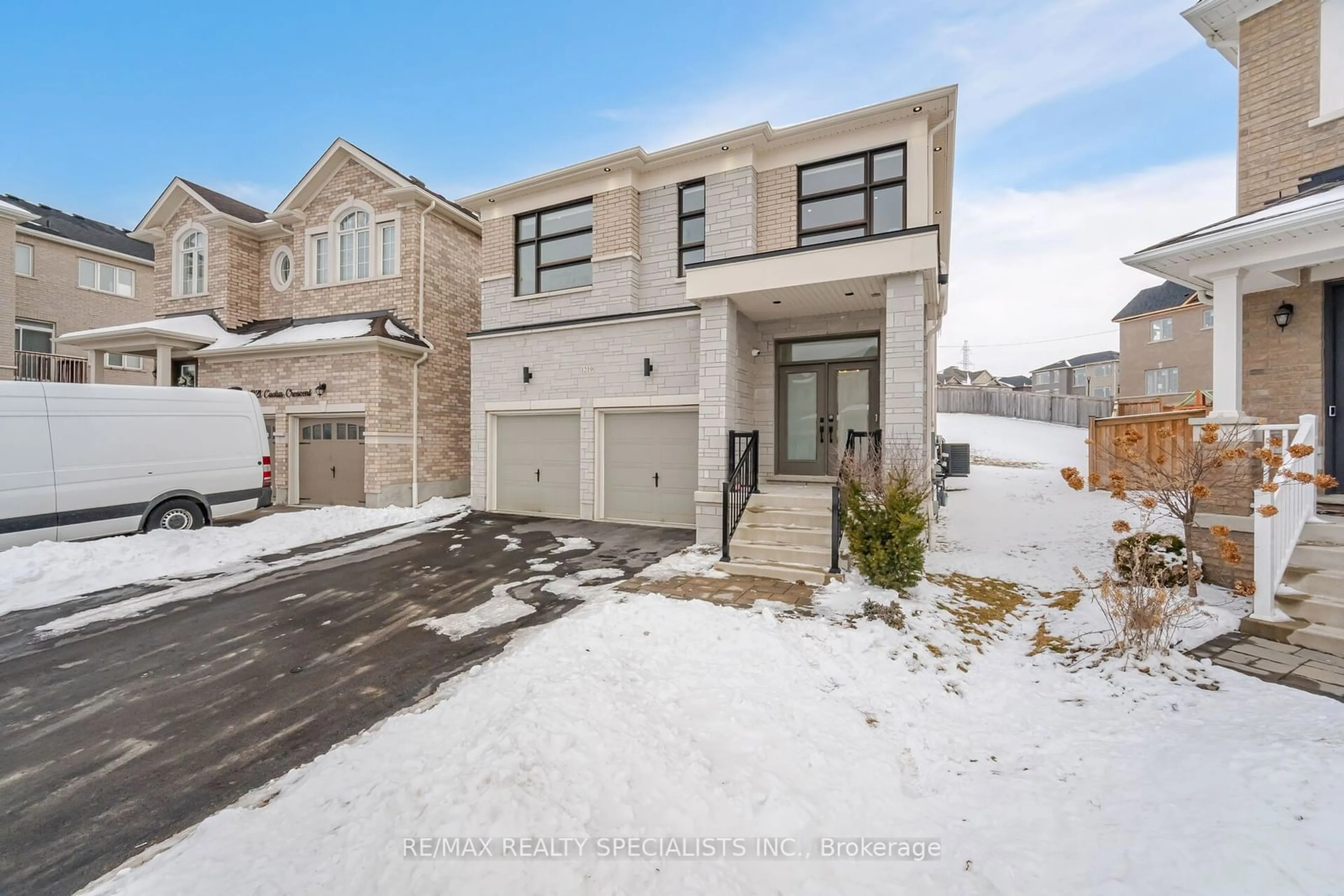 A pic from outside/outdoor area/front of a property/back of a property/a pic from drone, street for 1219 Cactus Cres, Pickering Ontario L1V 2P8