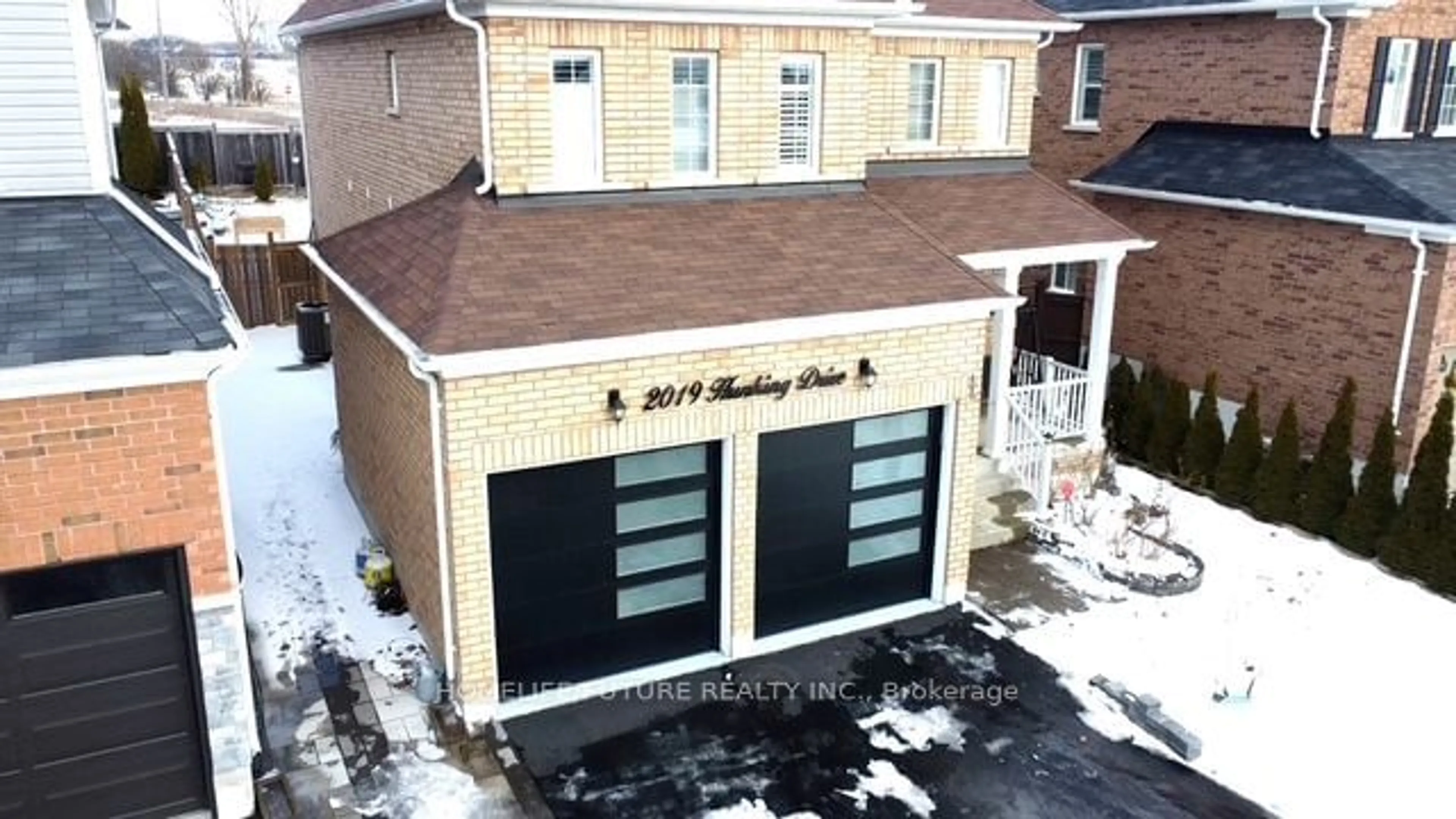 A pic from outside/outdoor area/front of a property/back of a property/a pic from drone, building for 2019 Hunking Dr, Oshawa Ontario L1K 0V3