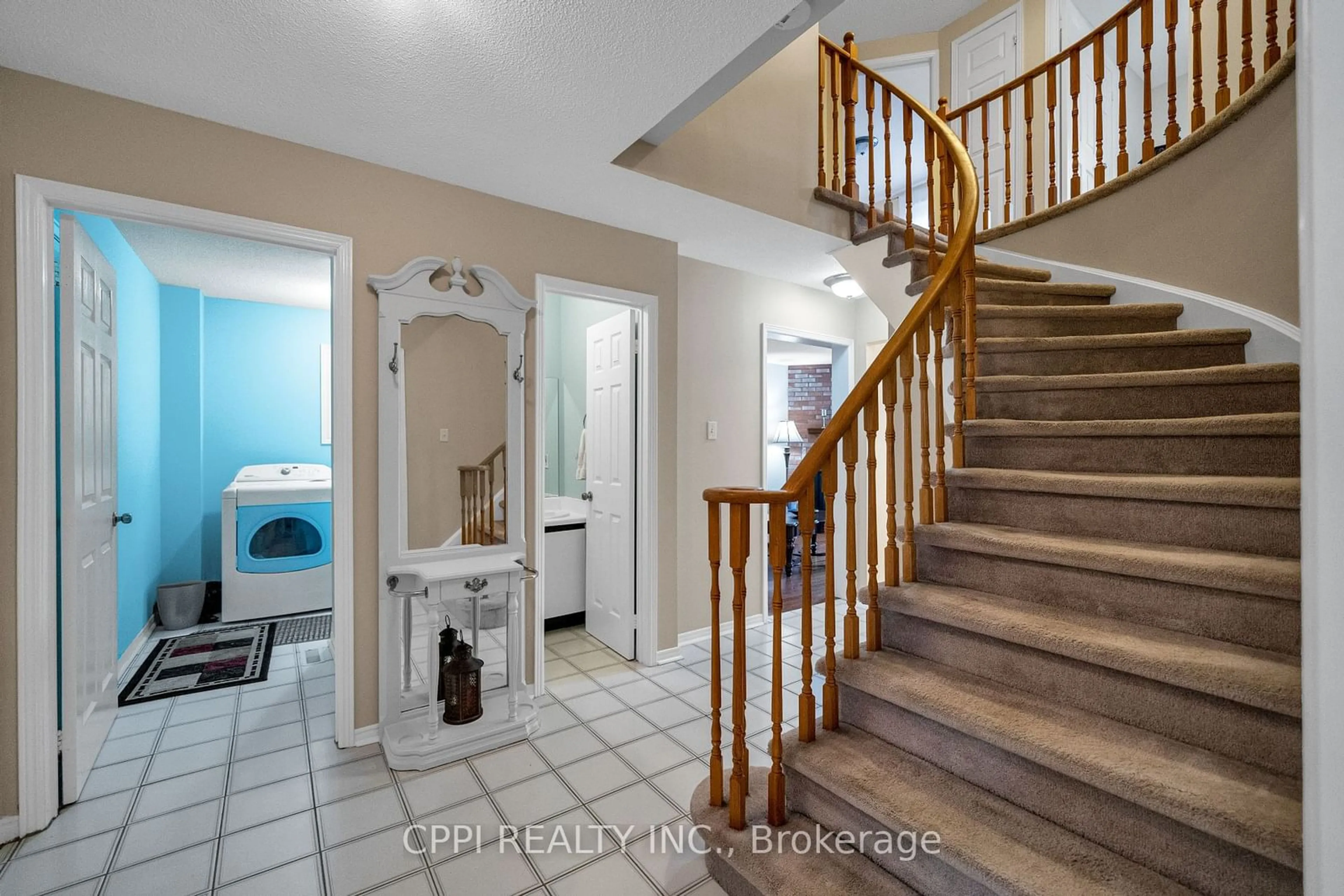 Indoor entryway for 1566 Somergrove Cres, Pickering Ontario L1X 2J4