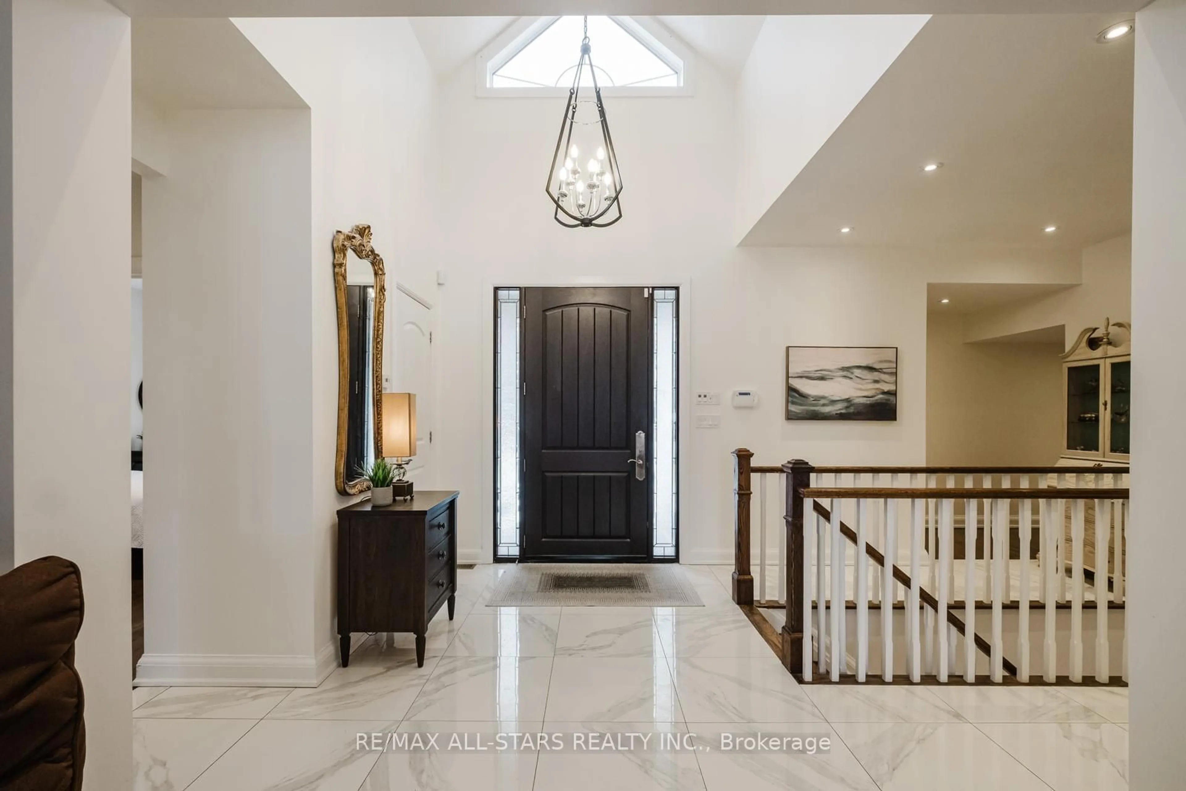 Indoor foyer for 5023 Franklin St, Pickering Ontario L1Y 1B4