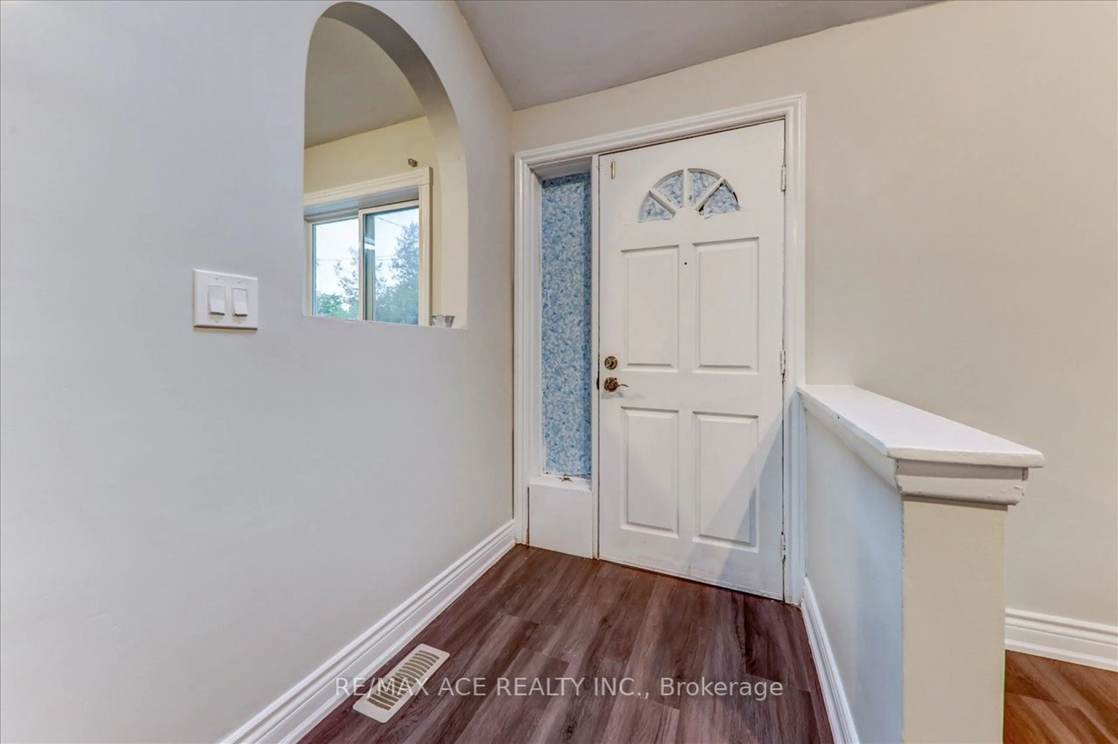 Indoor entryway for 5 Willowlea Dr, Toronto Ontario M1C 1J4