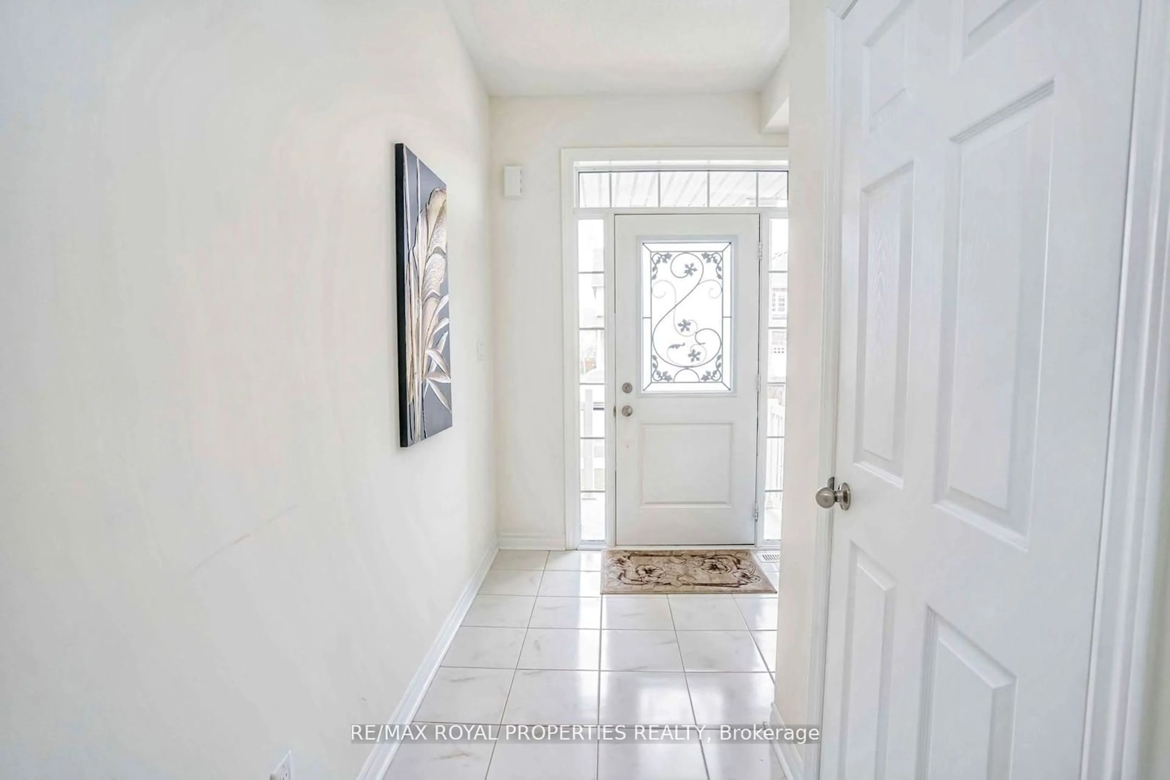 Indoor entryway for 1877 Castlepoint Dr, Oshawa Ontario L1K 0M9