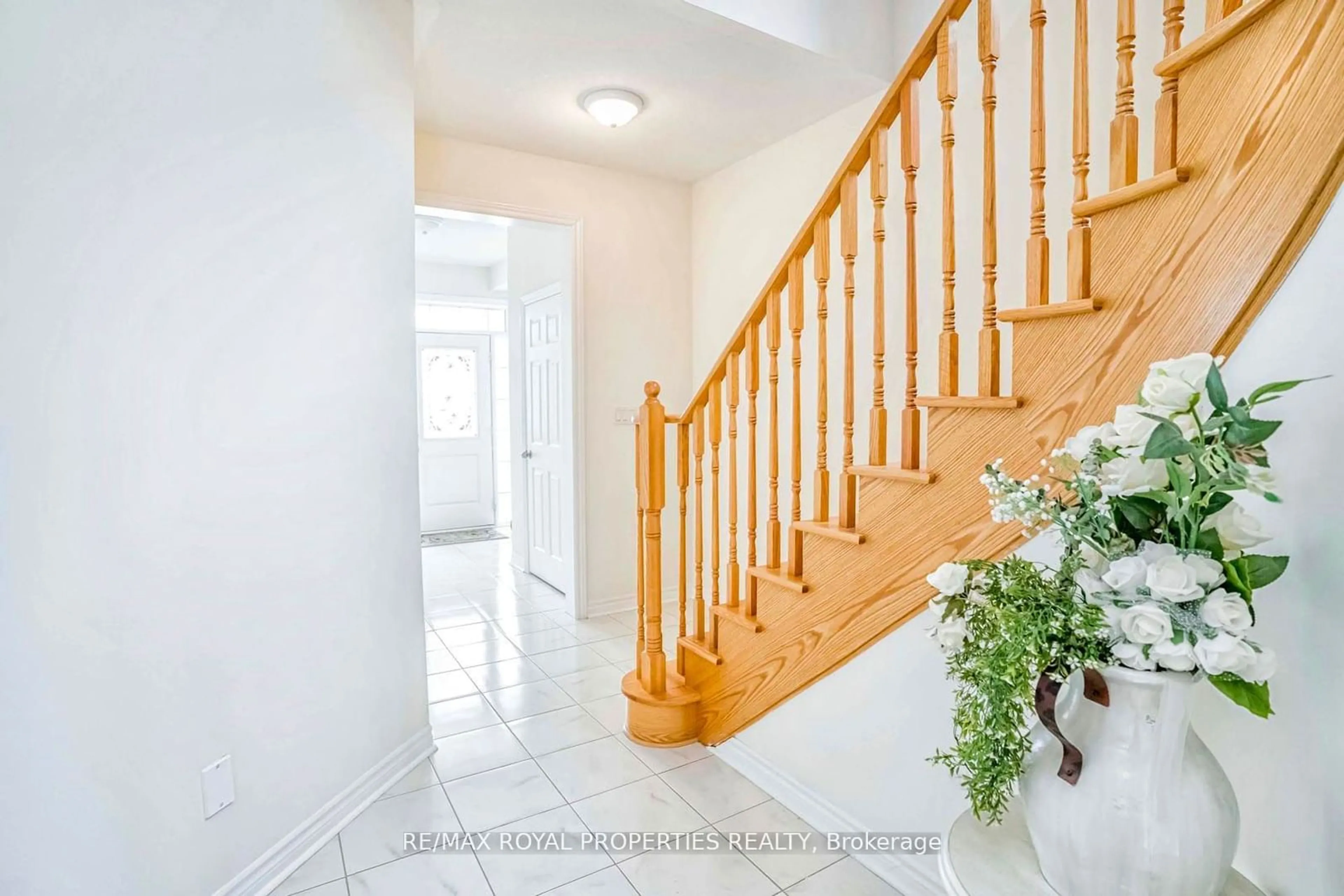 Indoor entryway for 1877 Castlepoint Dr, Oshawa Ontario L1K 0M9