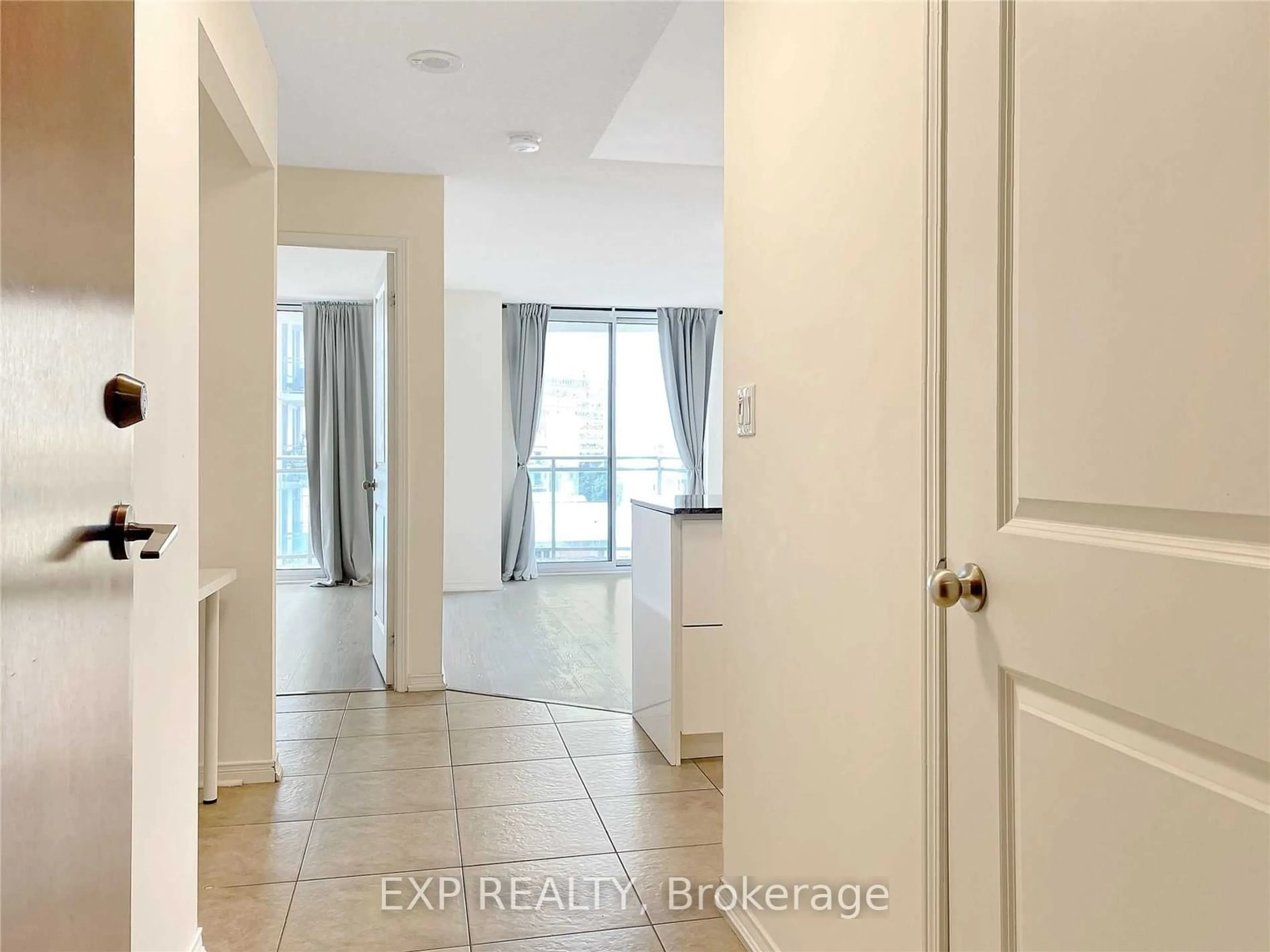 Indoor foyer for 8 Rosebank Dr #6K, Toronto Ontario M1B 5Z3