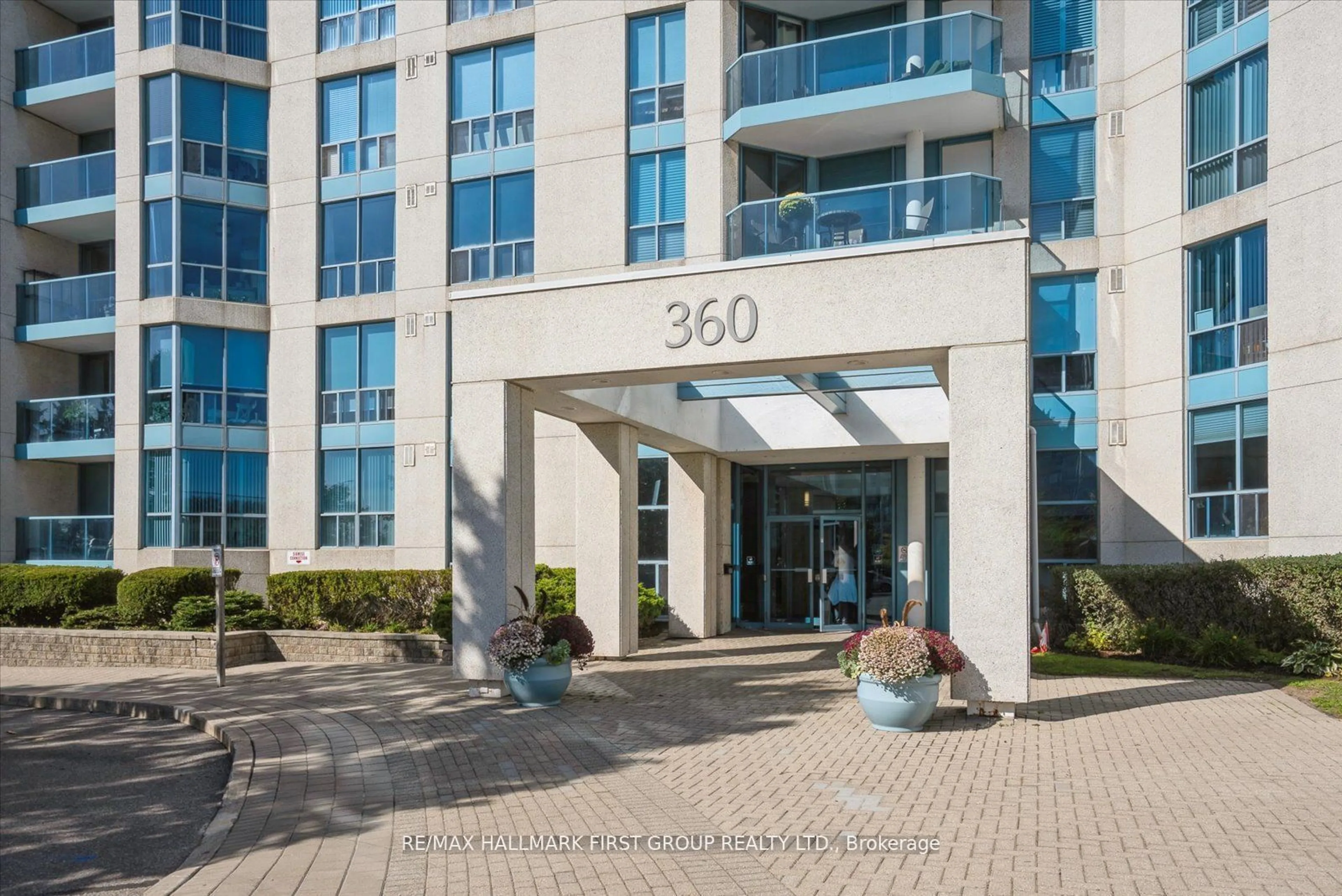 Indoor foyer for 360 Watson St #411, Whitby Ontario L1N 9G2