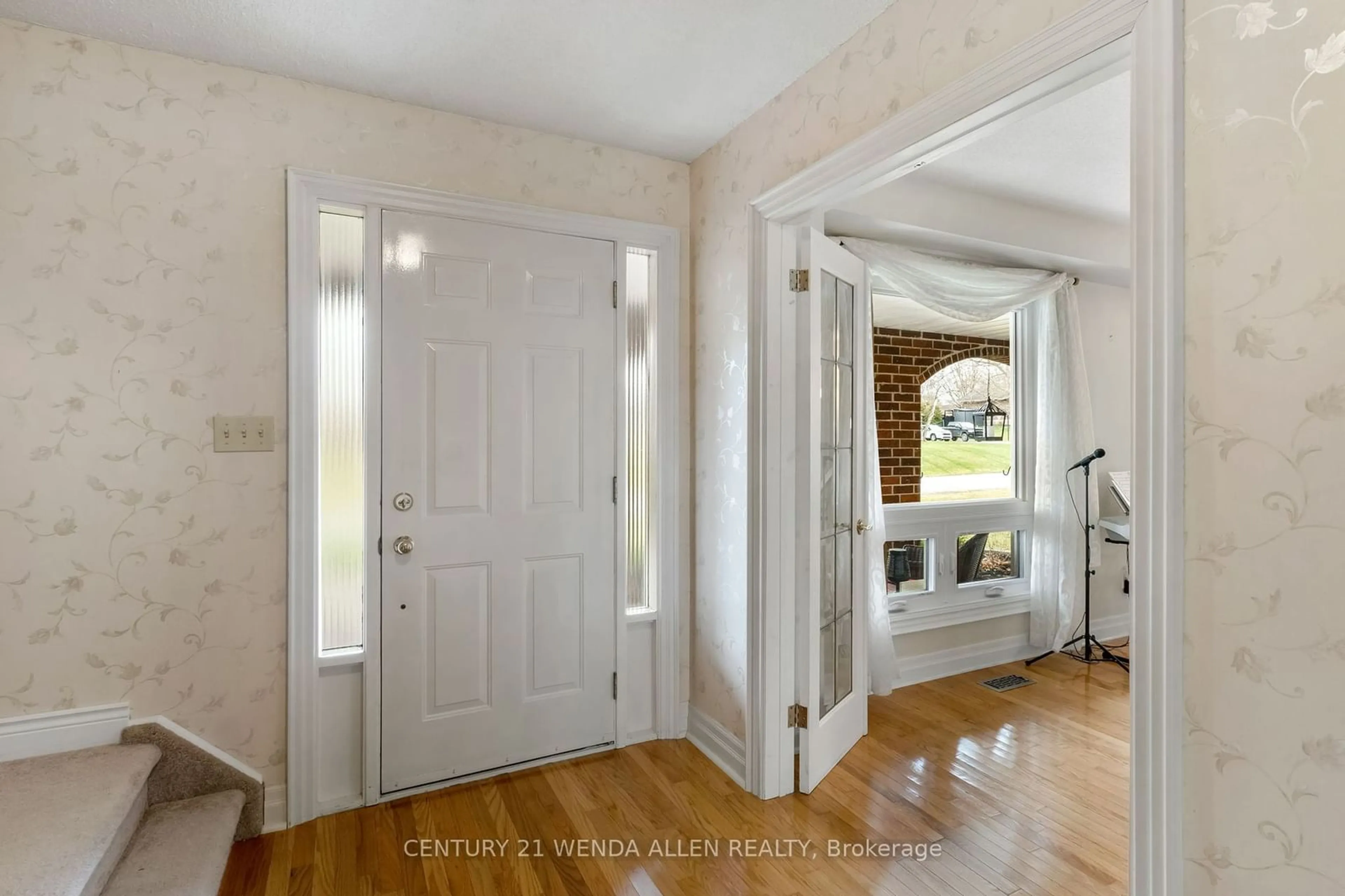 Indoor entryway for 26 Riverview Dr, Scugog Ontario L9L 1N8