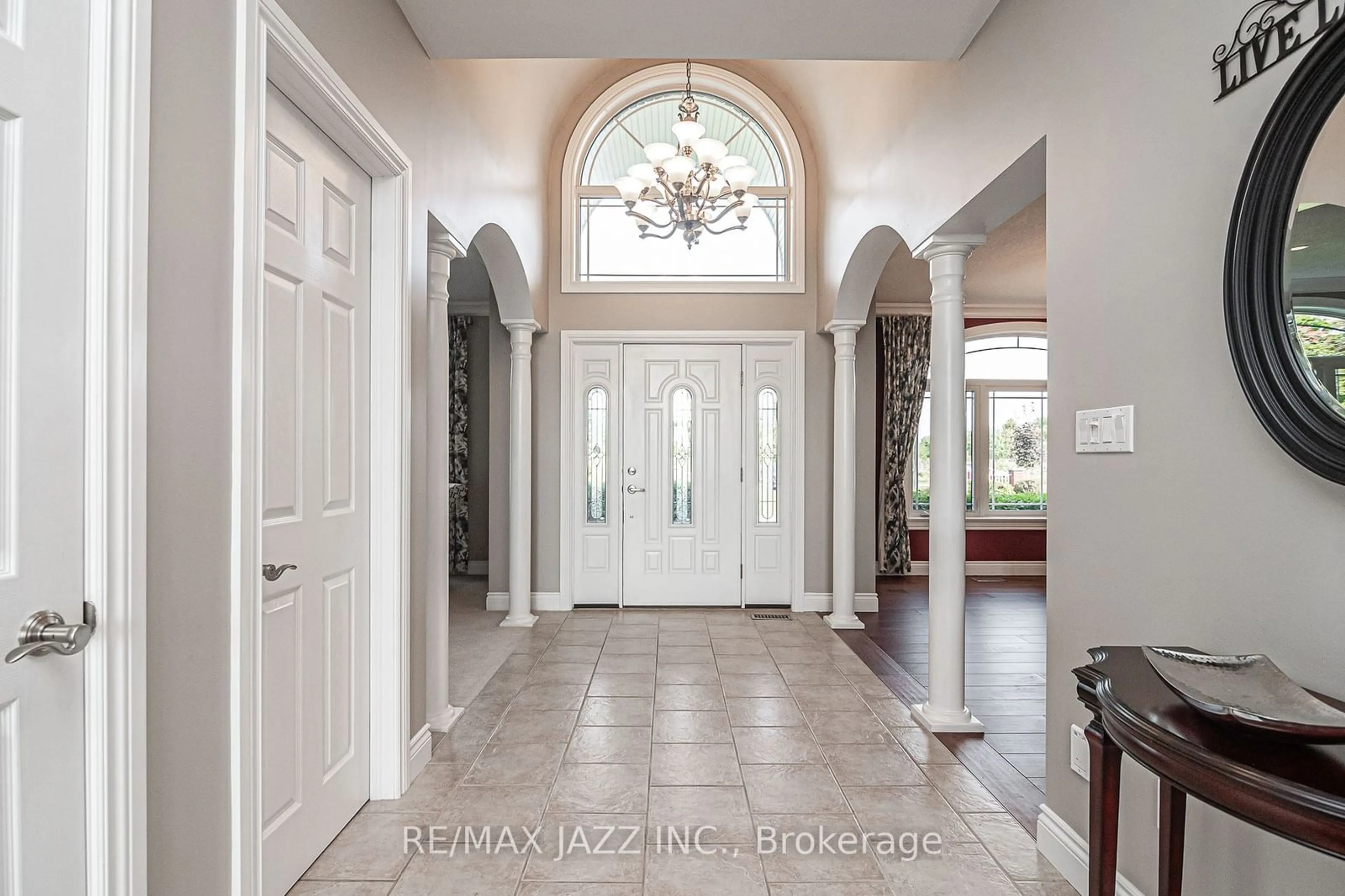 Indoor entryway for 45 Coates Rd, Oshawa Ontario L1H 7K4