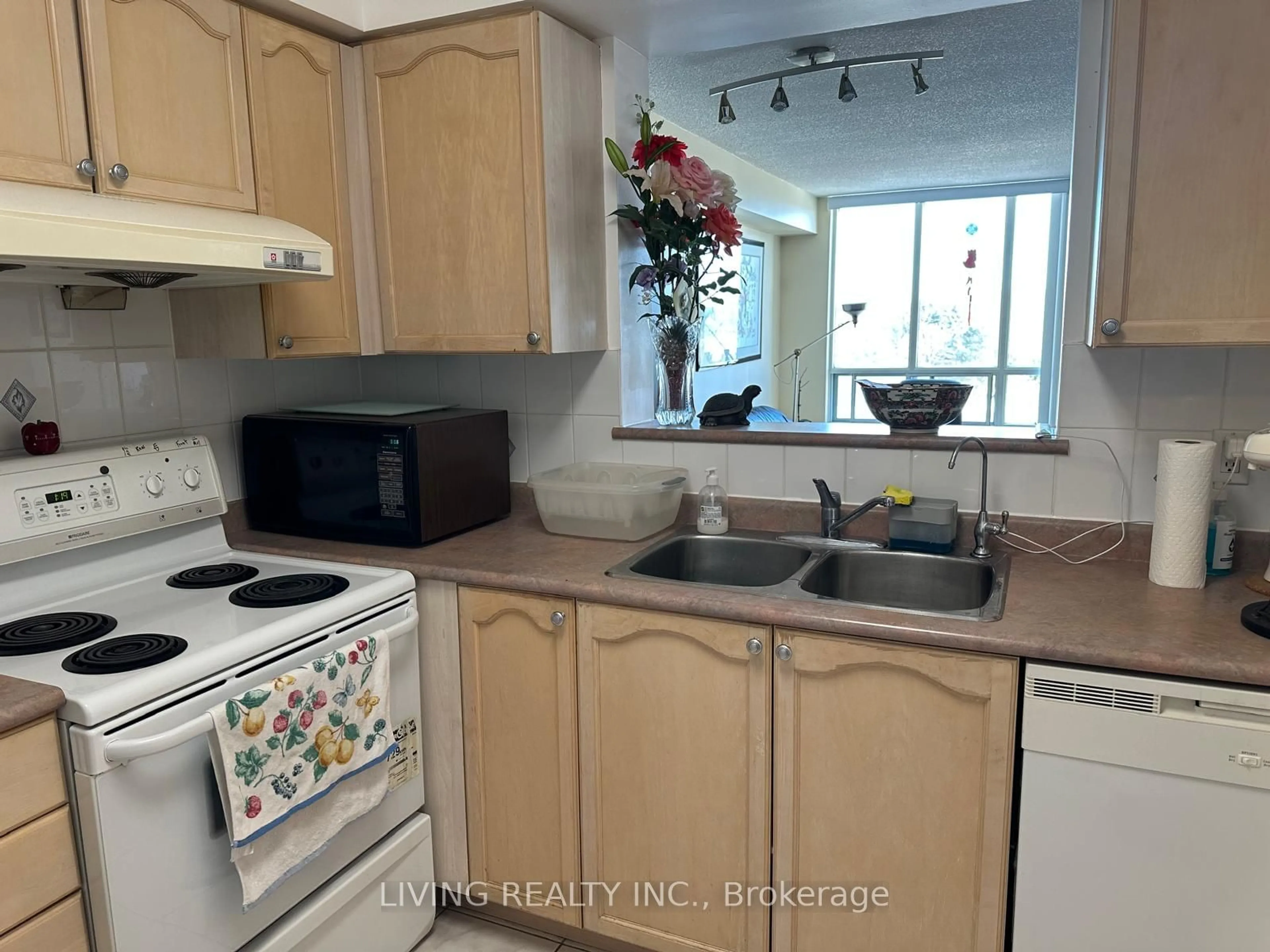 Standard kitchen, unknown for 2627 McCowan Rd #613, Toronto Ontario M1S 5T1