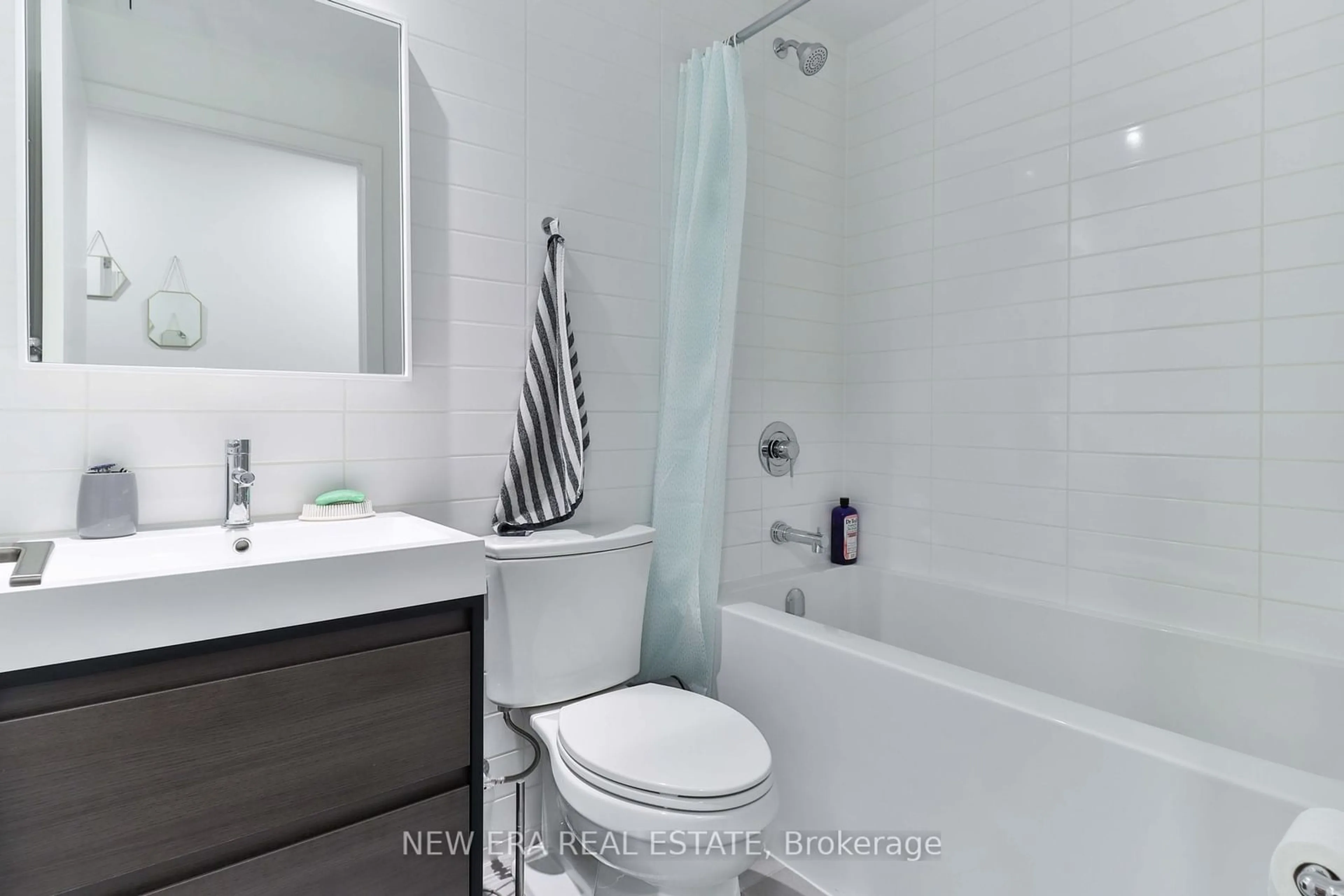 Standard bathroom, unknown for 150 Logan Ave, Toronto Ontario M4M 0E4