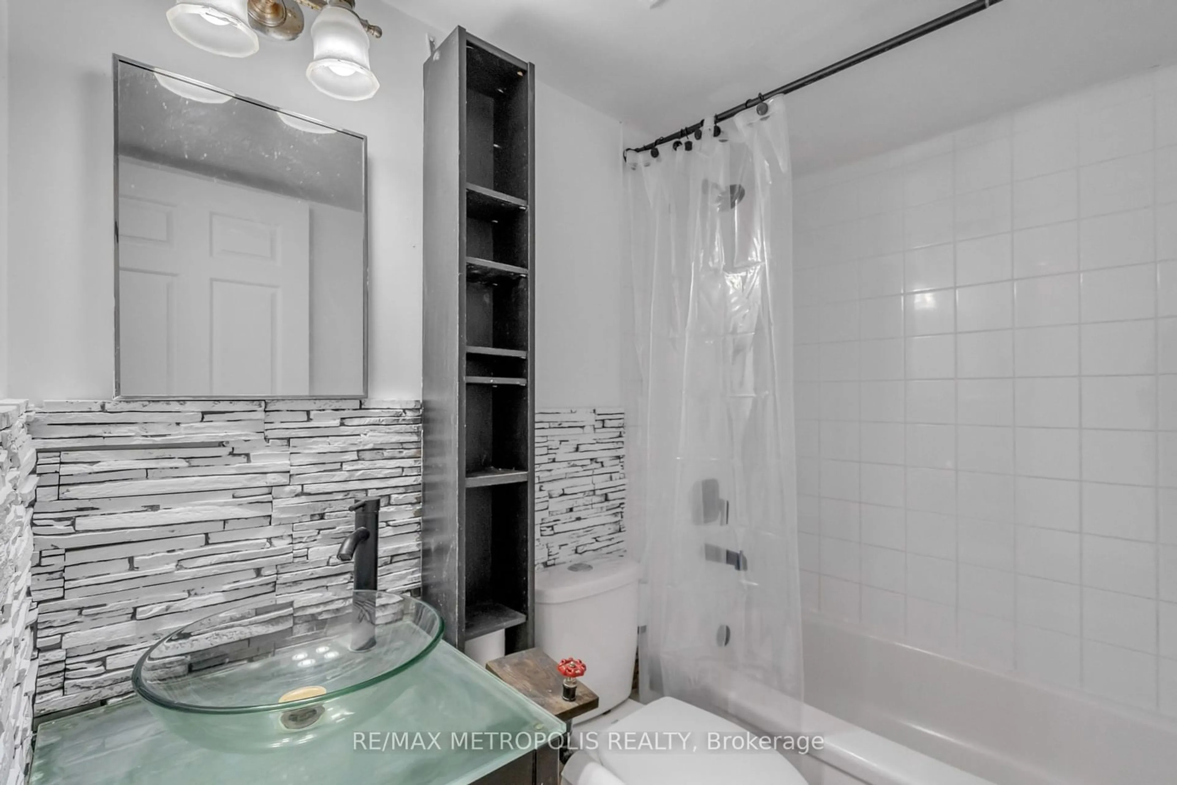 Standard bathroom, ceramic/tile floor for 99 Blackwell Ave #1105, Toronto Ontario M1B 3R5