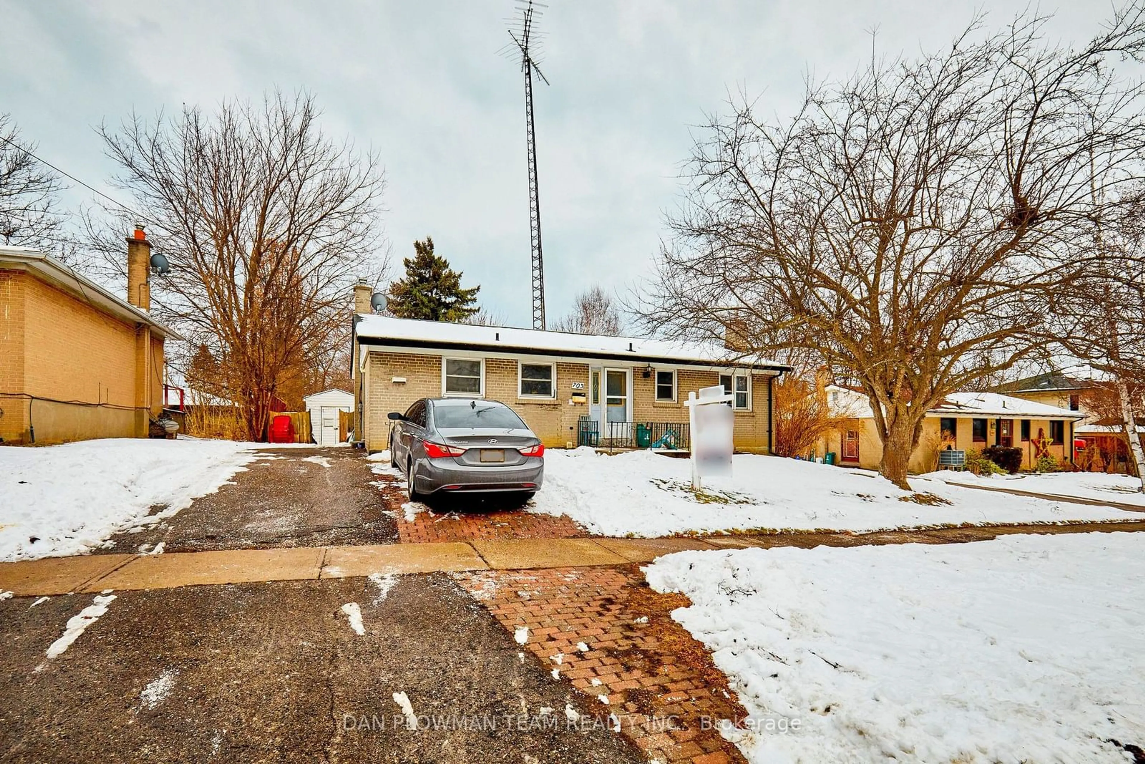 A pic from outside/outdoor area/front of a property/back of a property/a pic from drone, street for 703 Clarence Dr, Whitby Ontario L1N 1E3