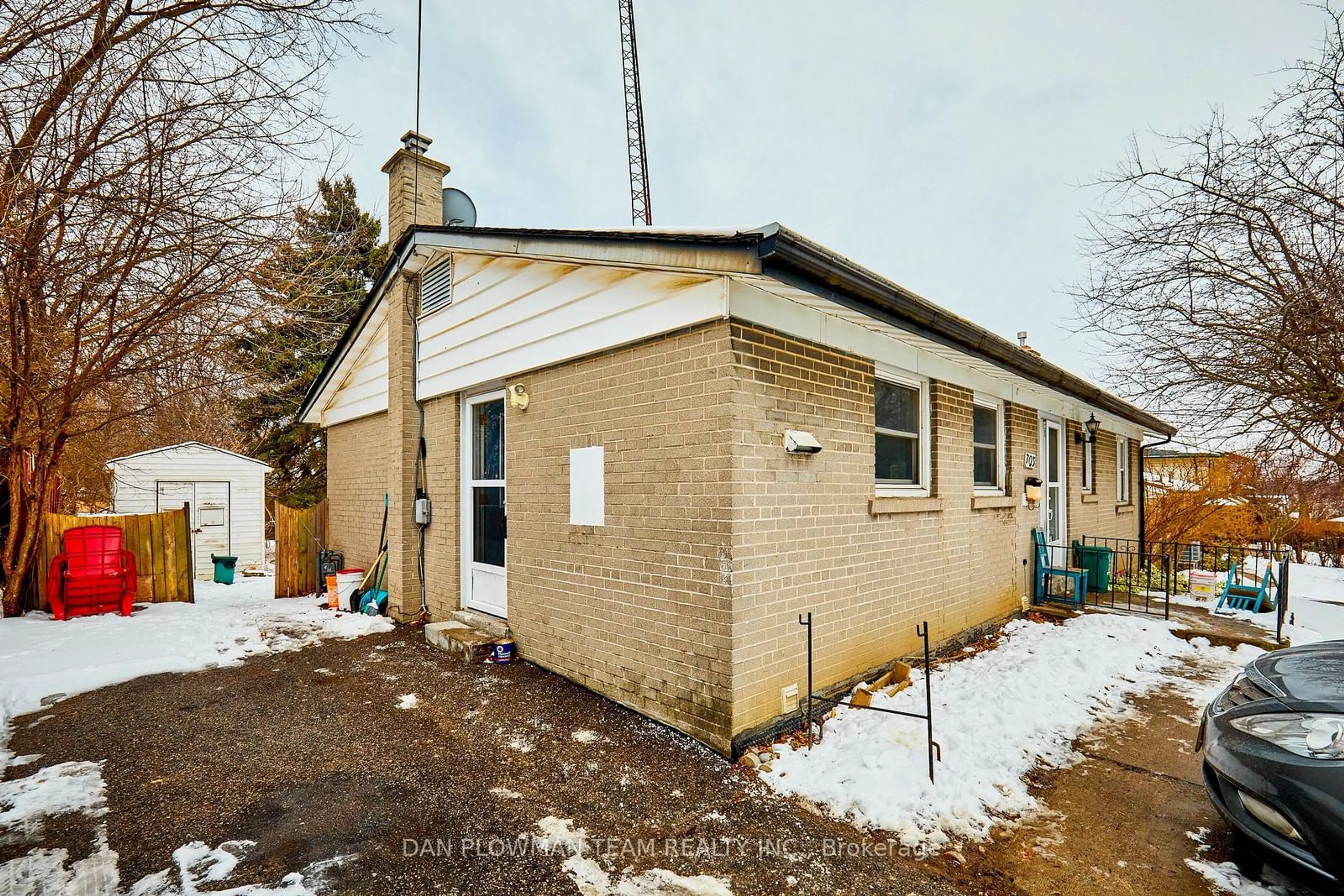 A pic from outside/outdoor area/front of a property/back of a property/a pic from drone, building for 703 Clarence Dr, Whitby Ontario L1N 1E3