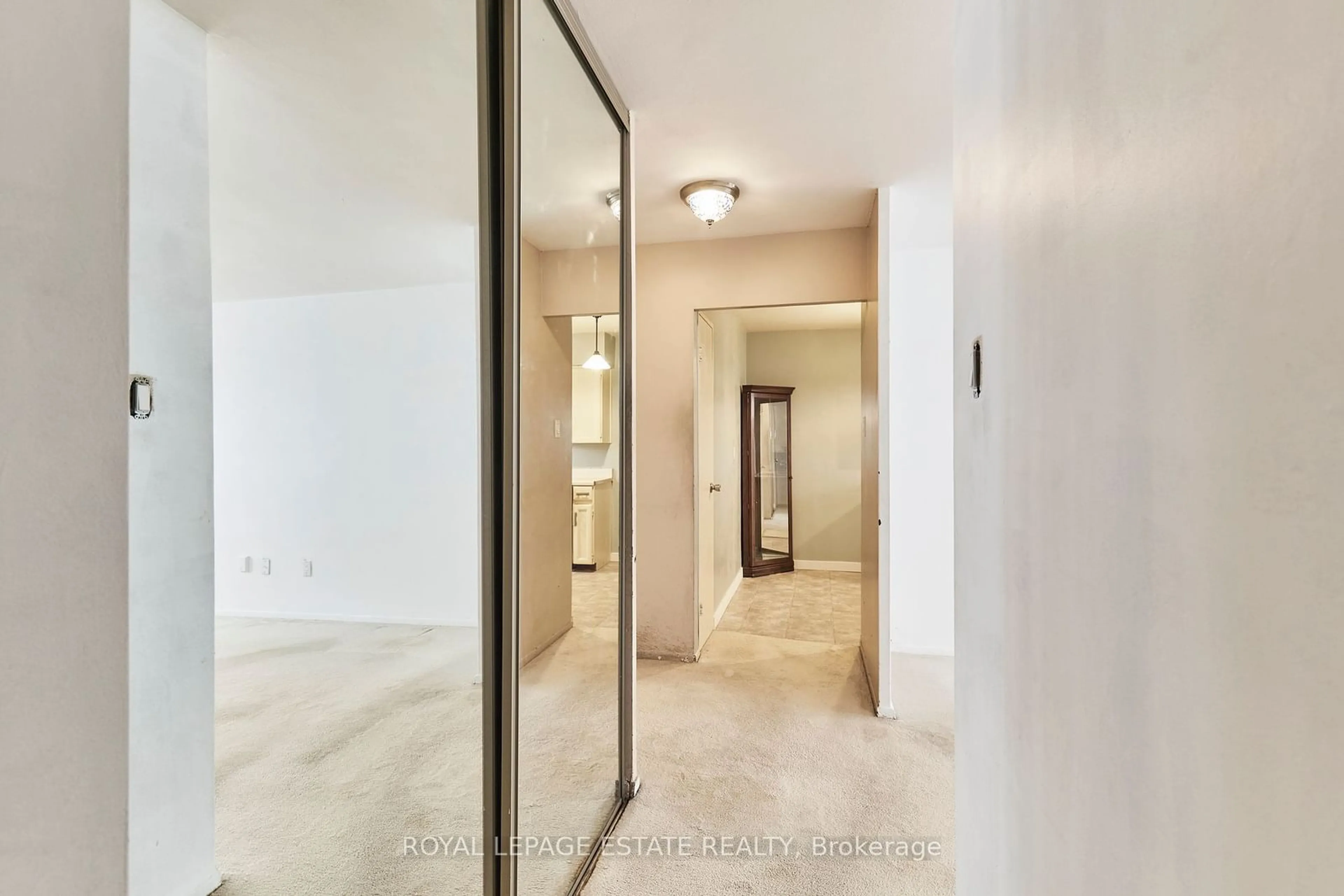 Indoor foyer for 3420 Eglinton Ave #704, Toronto Ontario M1J 2H9