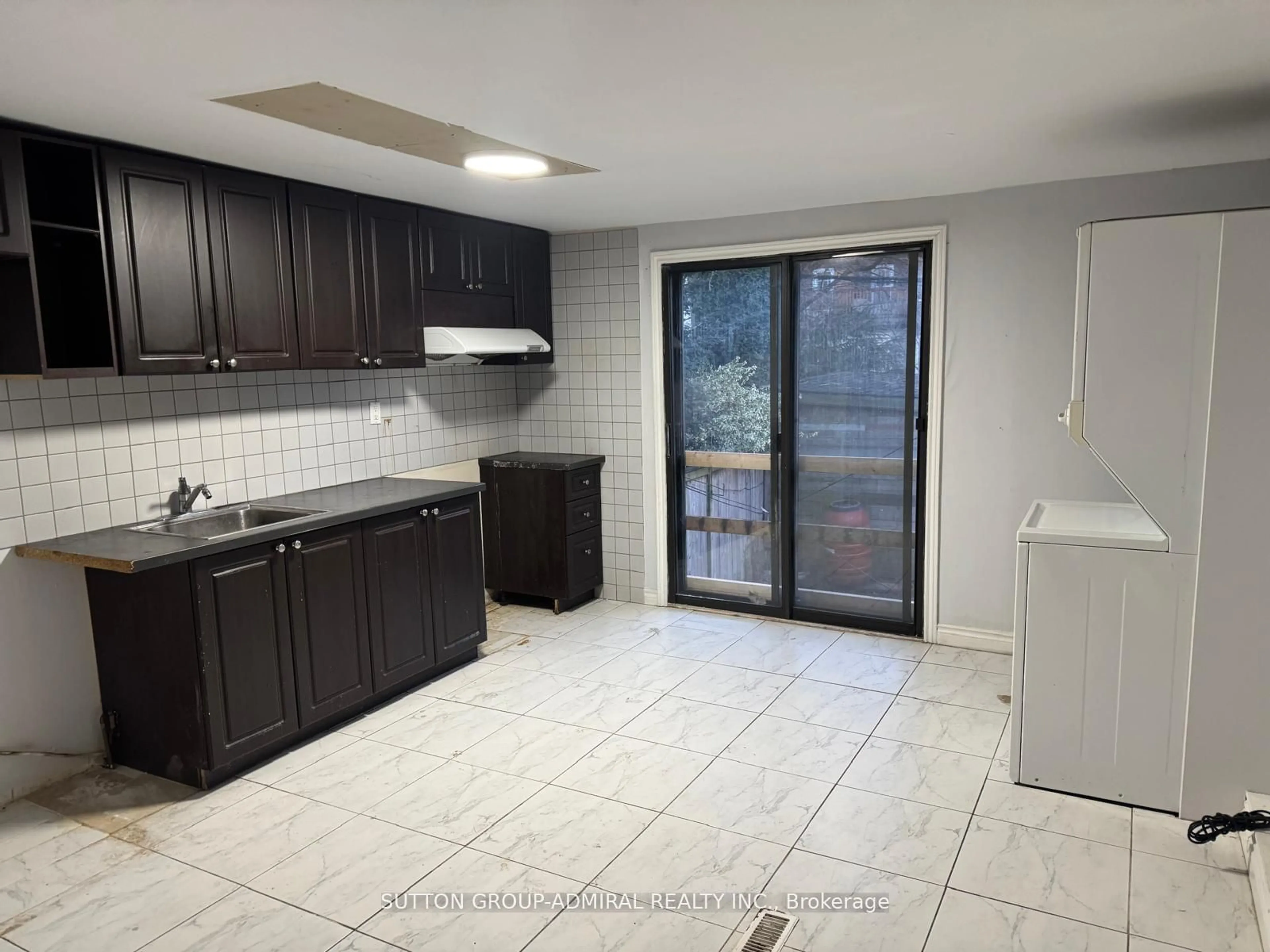 Standard kitchen, ceramic/tile floor for 27 Shudell Ave, Toronto Ontario M4J 1C5