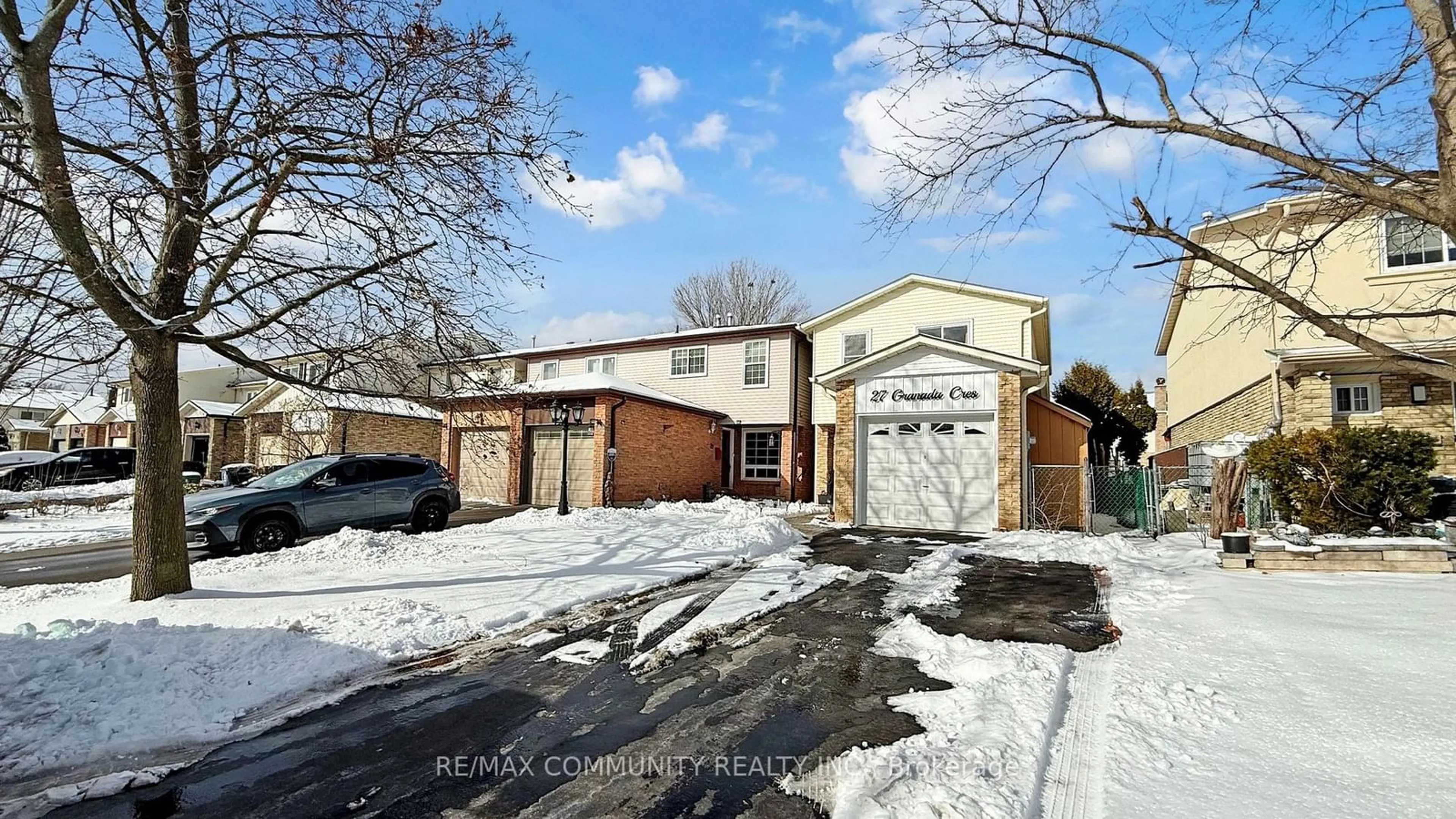 A pic from outside/outdoor area/front of a property/back of a property/a pic from drone, street for 27 Granada Cres, Toronto Ontario M1B 2H6