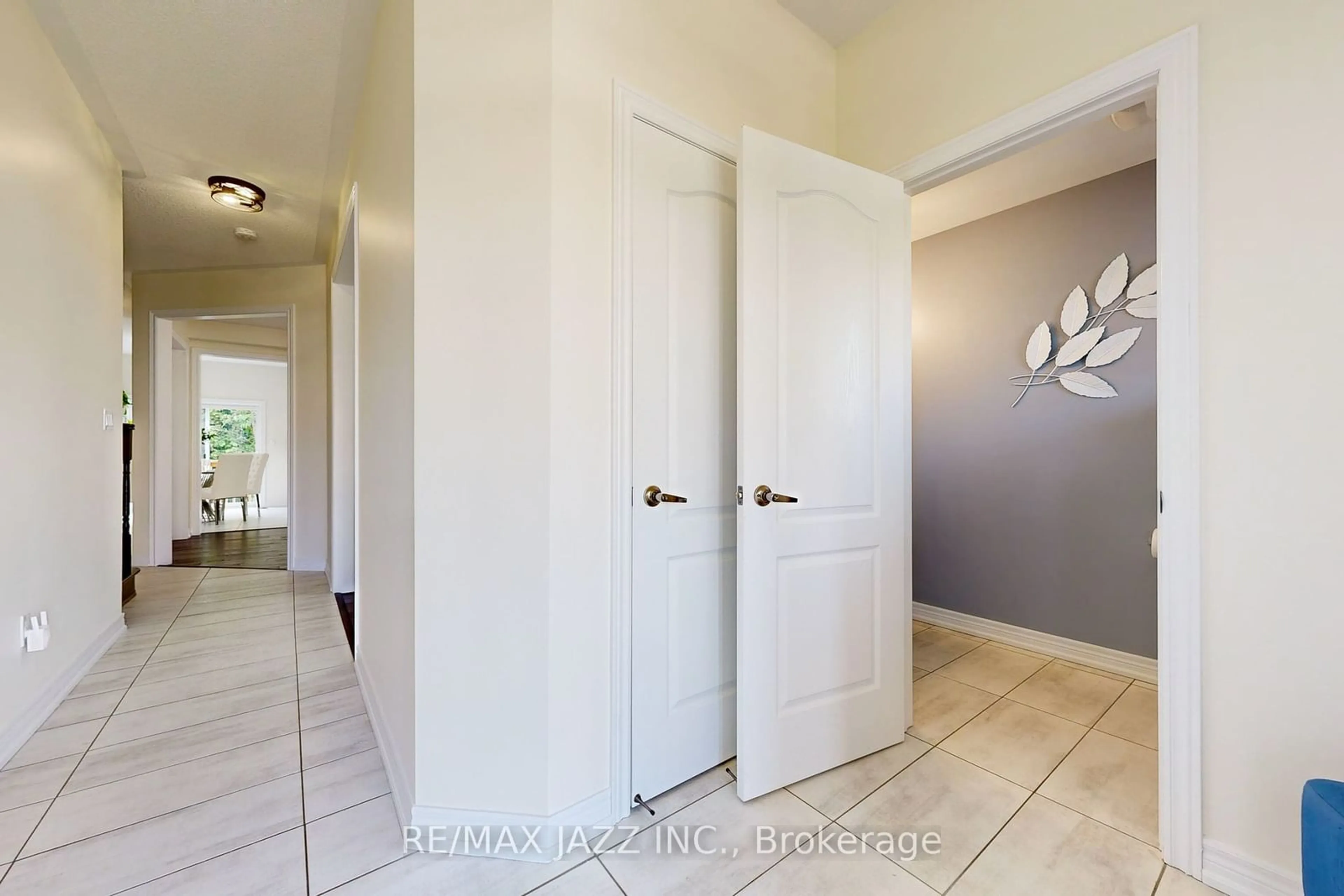 Indoor entryway for 269 Bruce Cameron Dr, Clarington Ontario L1C 0W2