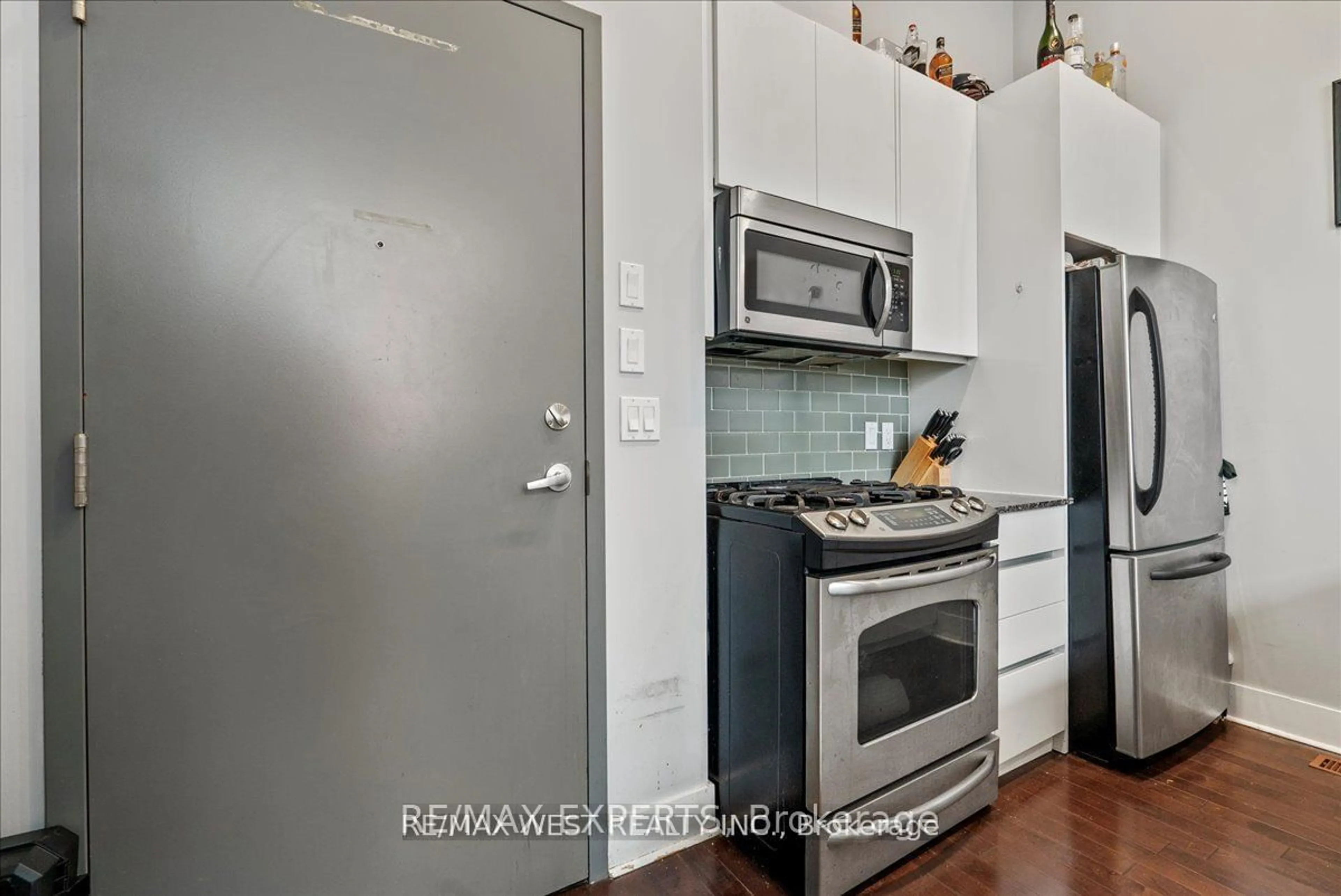 Standard kitchen, ceramic/tile floor for 323 Kingston Rd #101, Toronto Ontario M4L 1T8