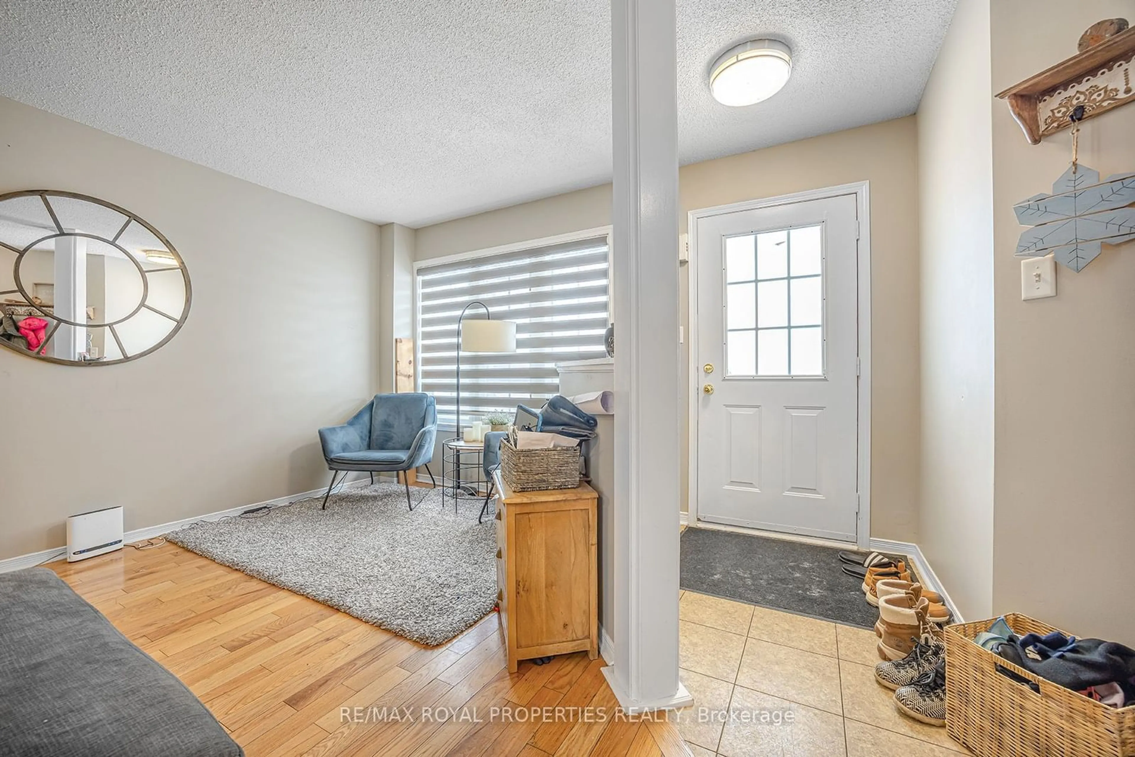 Indoor entryway for 1891 Dalhousie Cres, Oshawa Ontario L1G 8C4