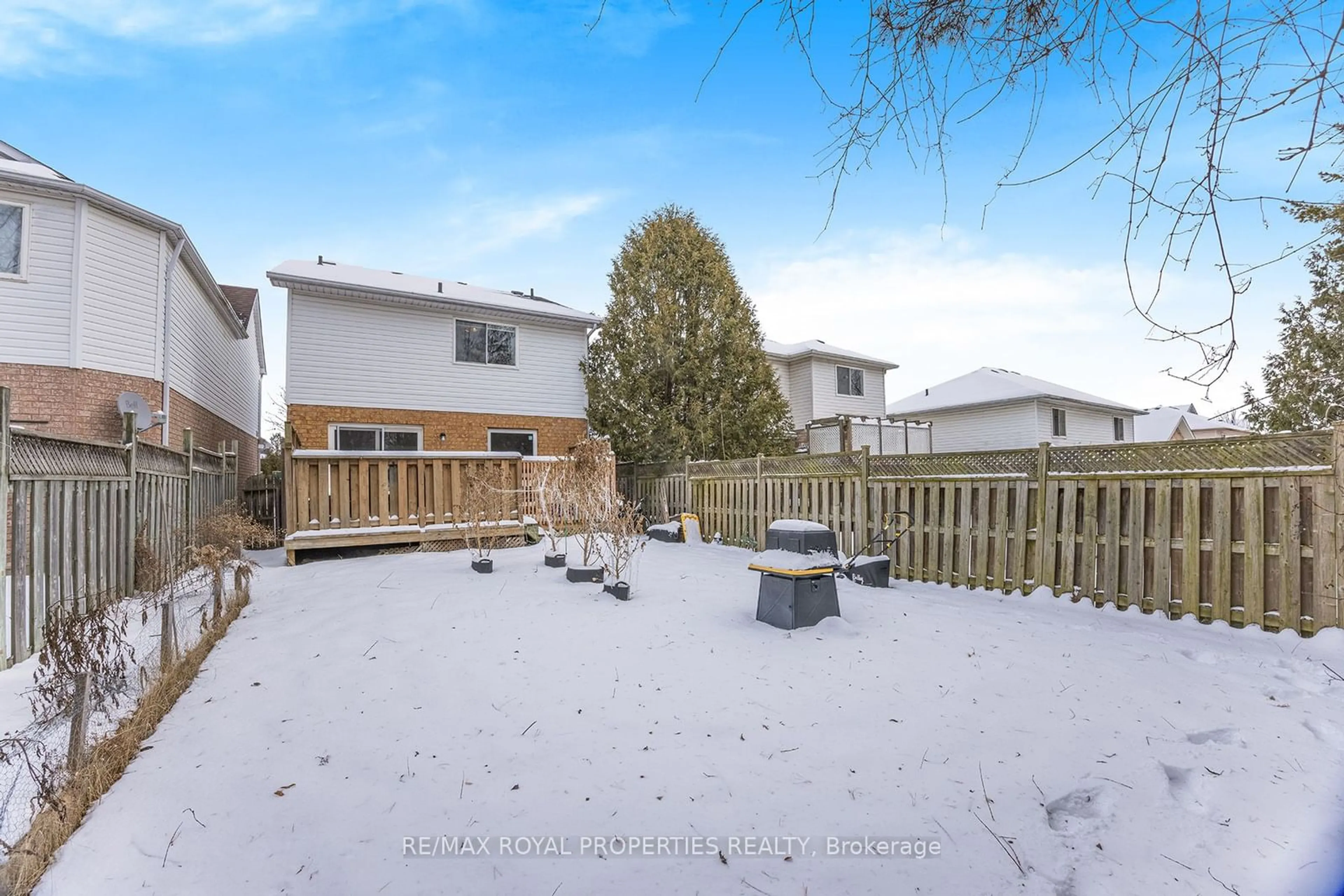 A pic from outside/outdoor area/front of a property/back of a property/a pic from drone, unknown for 1891 Dalhousie Cres, Oshawa Ontario L1G 8C4