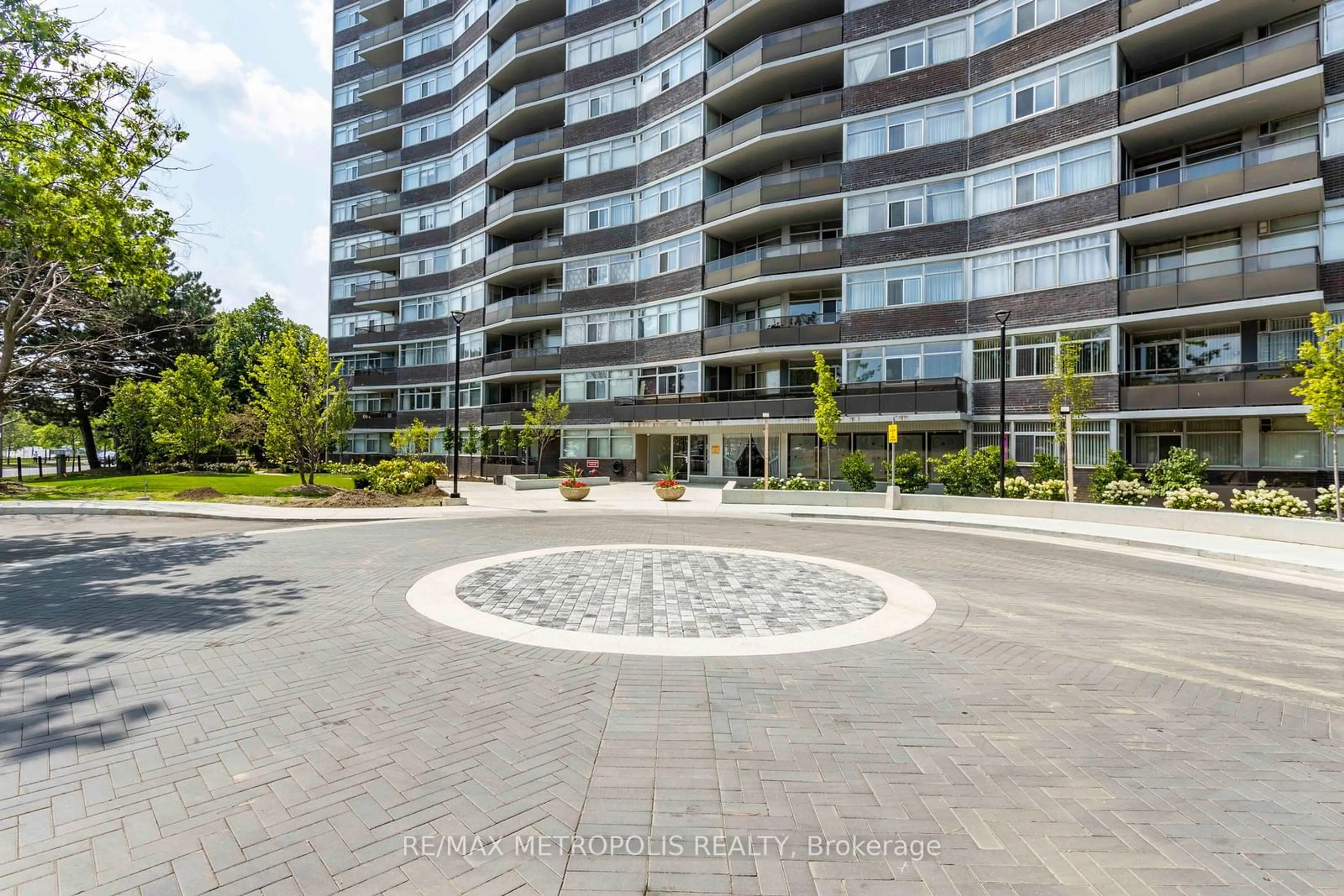 A pic from outside/outdoor area/front of a property/back of a property/a pic from drone, street for 3151 Bridletowne Circ #808, Toronto Ontario M1W 2T1