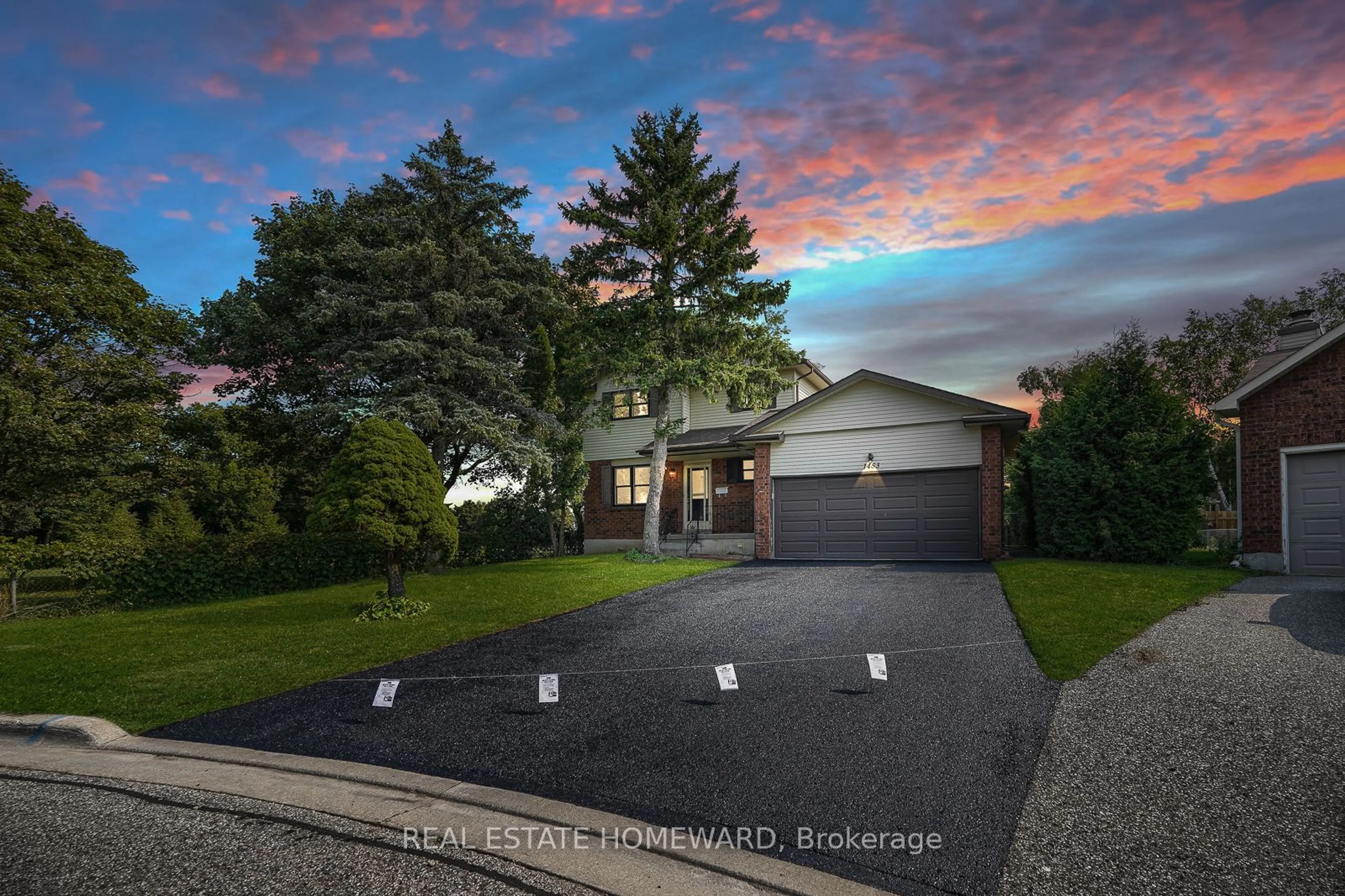 A pic from outside/outdoor area/front of a property/back of a property/a pic from drone, street for 1453 Manitou Crt, Oshawa Ontario L1G 7P8