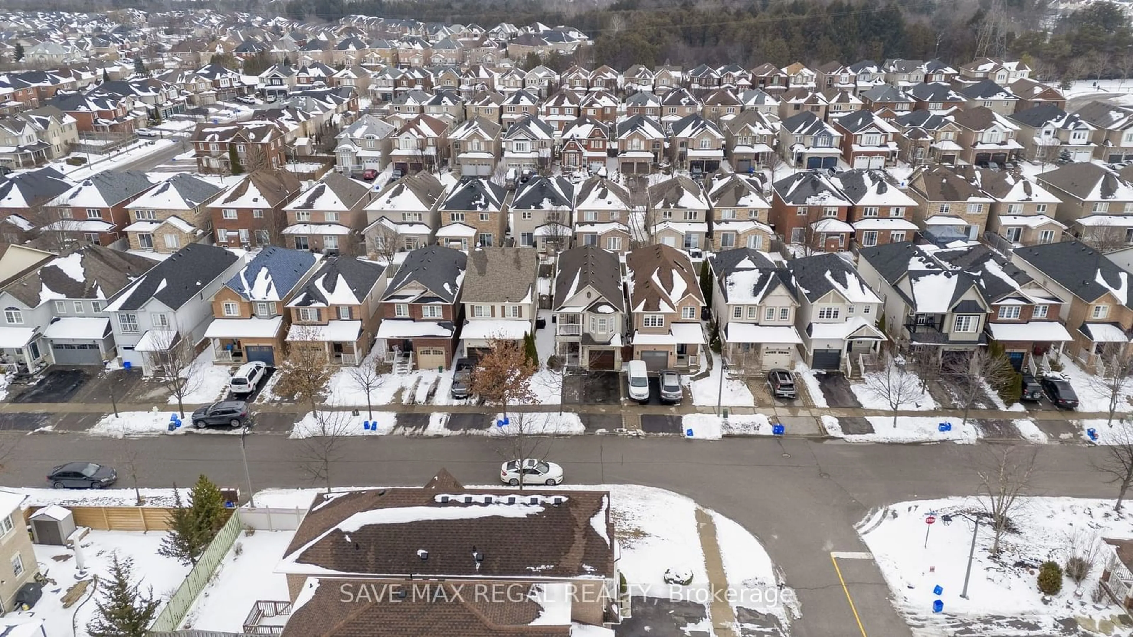 A pic from outside/outdoor area/front of a property/back of a property/a pic from drone, street for 14 Bettina Pl, Whitby Ontario L1R 0E8