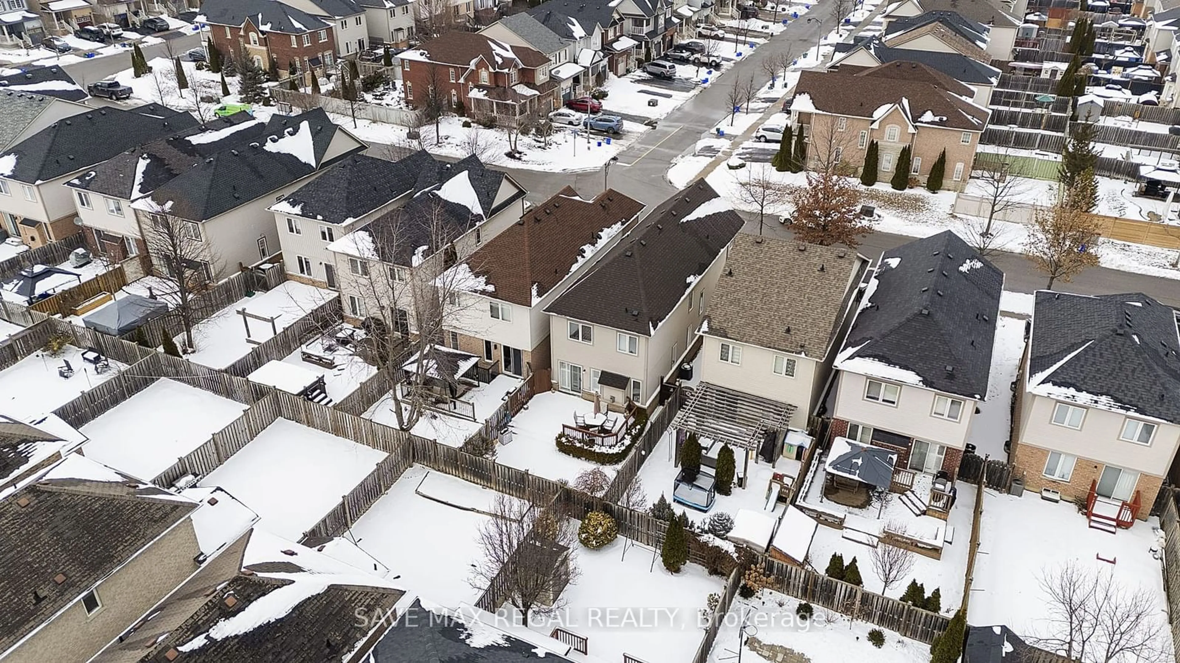 A pic from outside/outdoor area/front of a property/back of a property/a pic from drone, street for 14 Bettina Pl, Whitby Ontario L1R 0E8