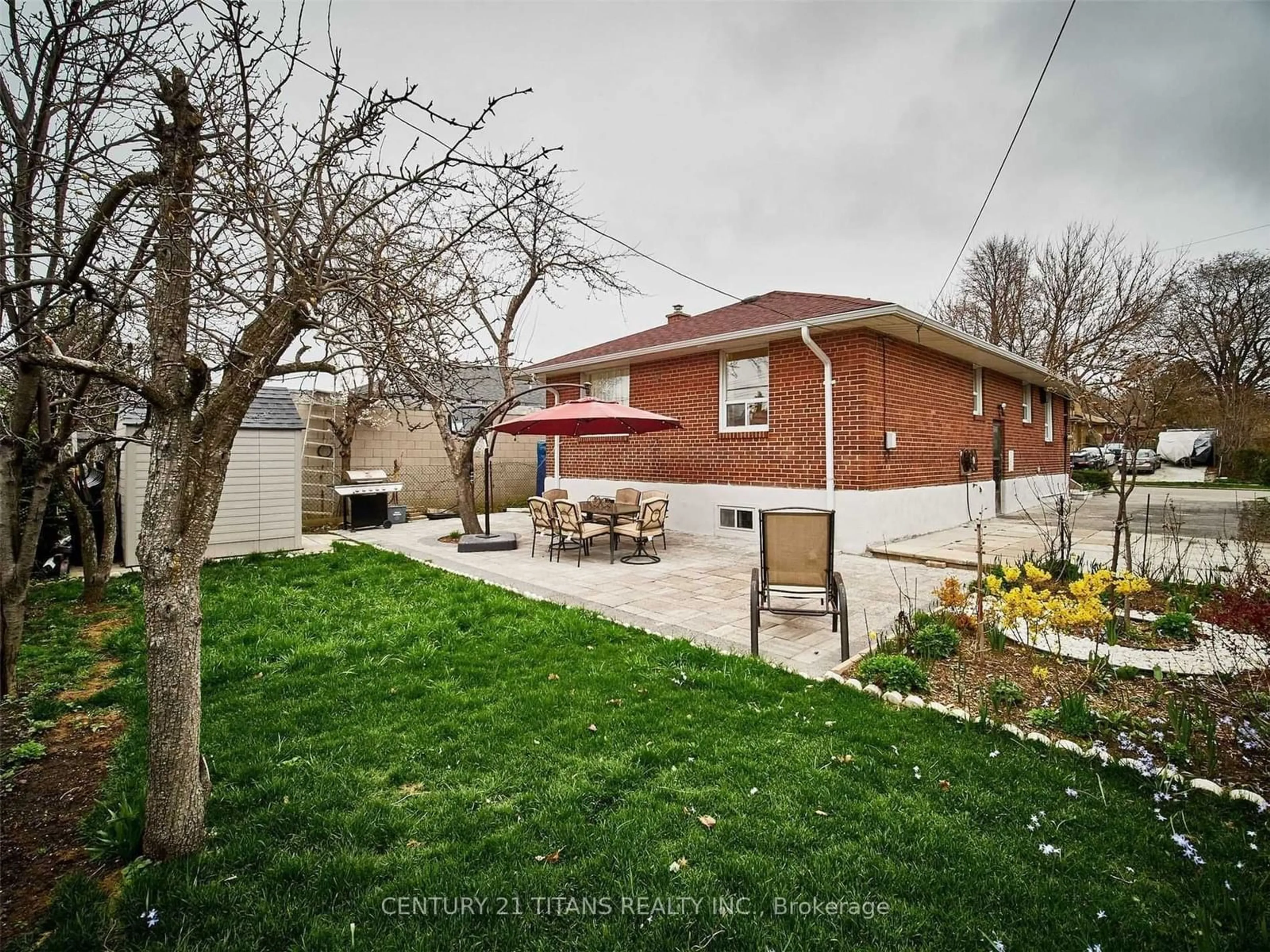 A pic from outside/outdoor area/front of a property/back of a property/a pic from drone, street for 6 Mozart Ave, Toronto Ontario M1K 2V9