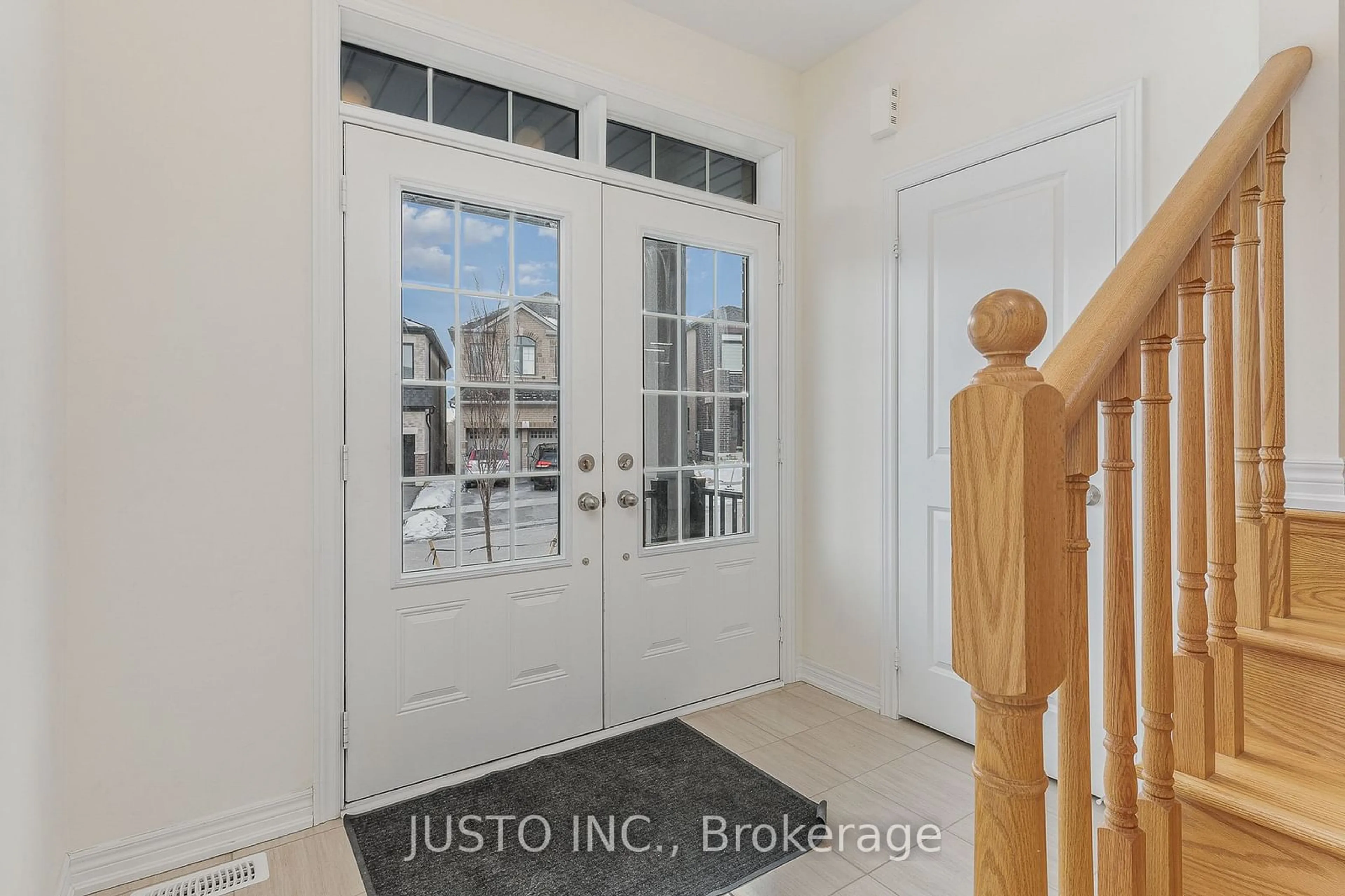 Indoor entryway for 1206 Chateau Crt, Pickering Ontario L1X 0M1