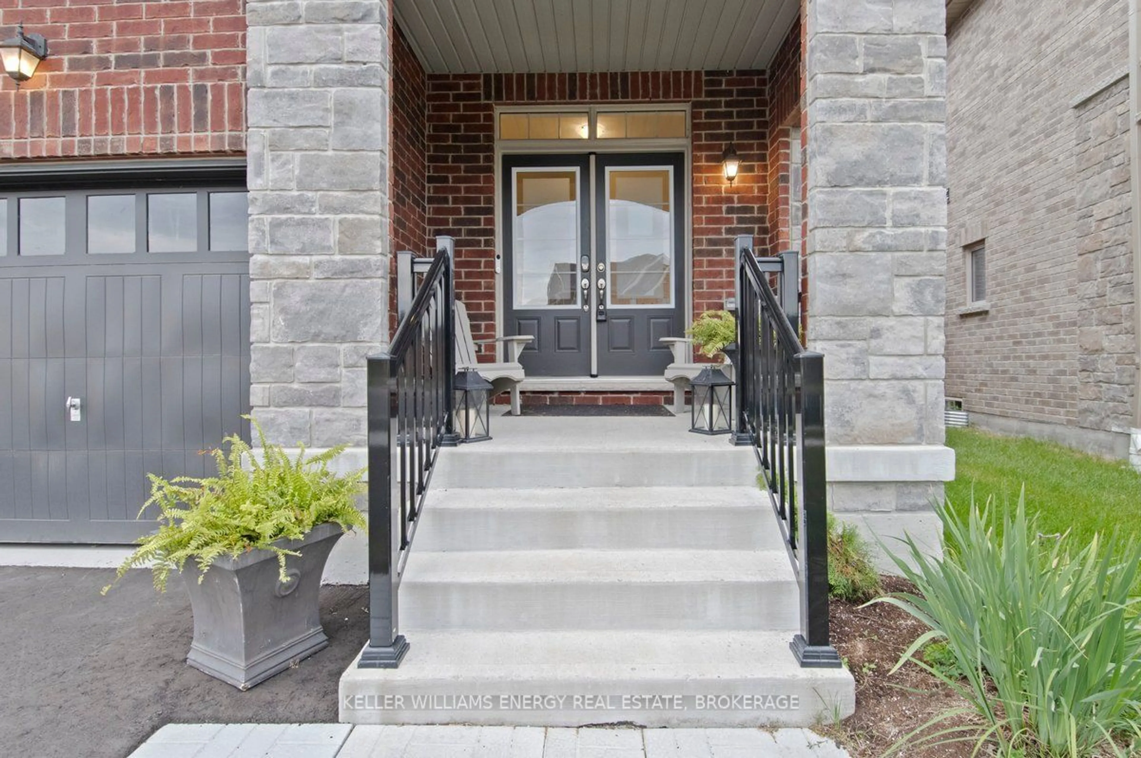 Indoor entryway for 160 Rosswell Dr, Clarington Ontario L1E 0A5