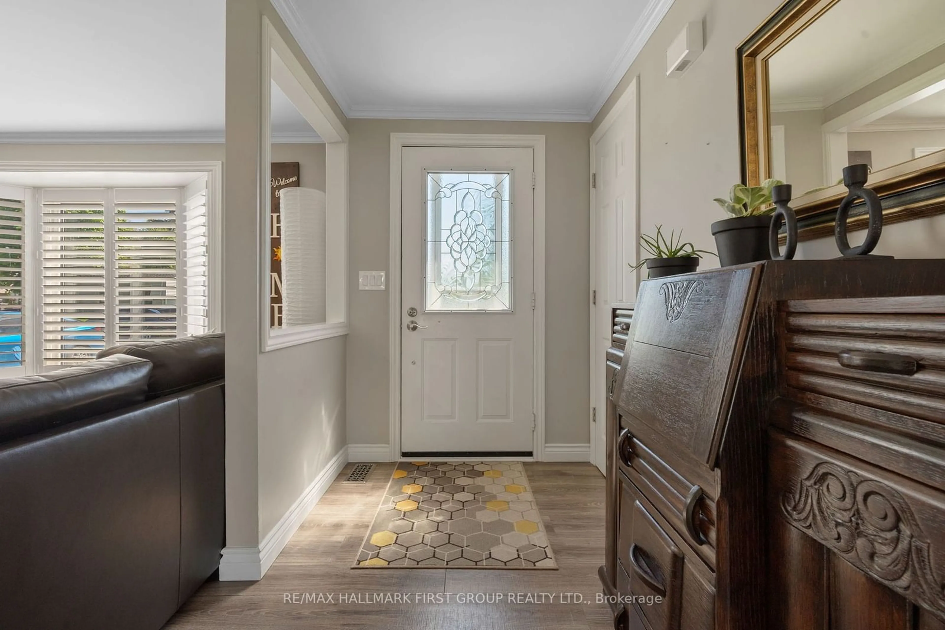 Indoor entryway for 8 Kawartha Rd, Clarington Ontario L1B 1B9