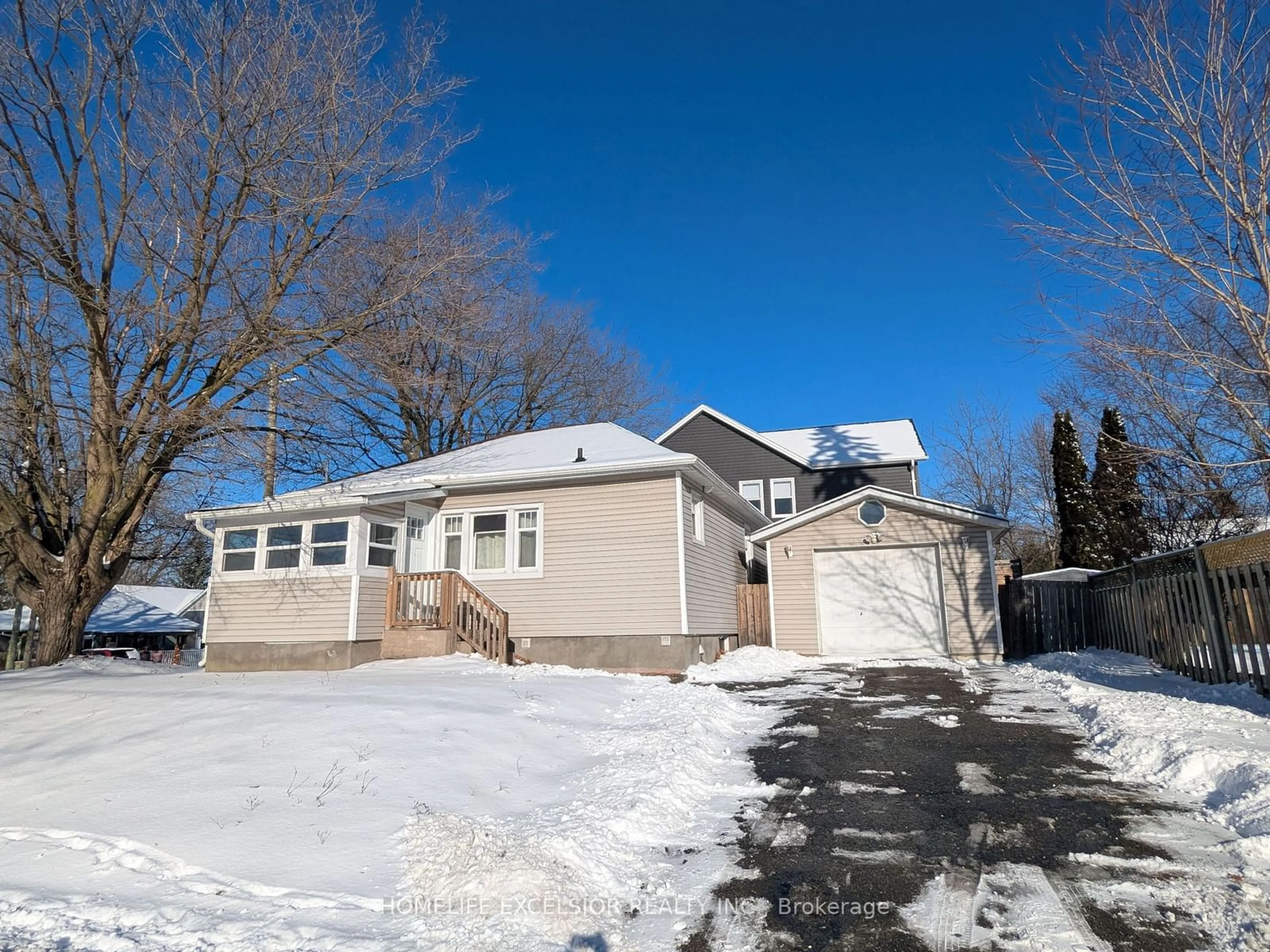 A pic from outside/outdoor area/front of a property/back of a property/a pic from drone, street for 829 Athol St, Whitby Ontario L1N 4A1