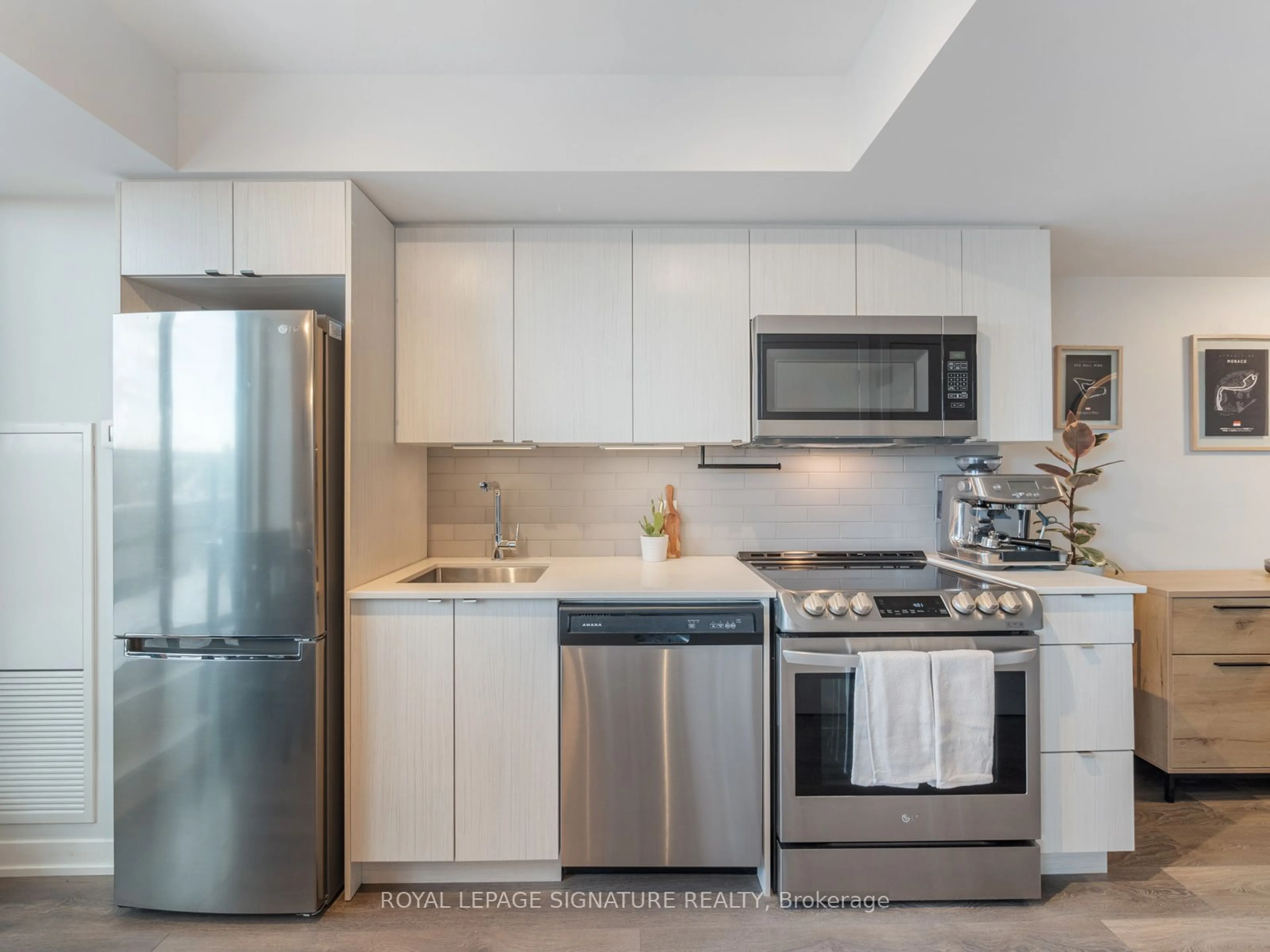 Standard kitchen, ceramic/tile floor for 1401 O'Connor Dr #601, Toronto Ontario M4B 2V5