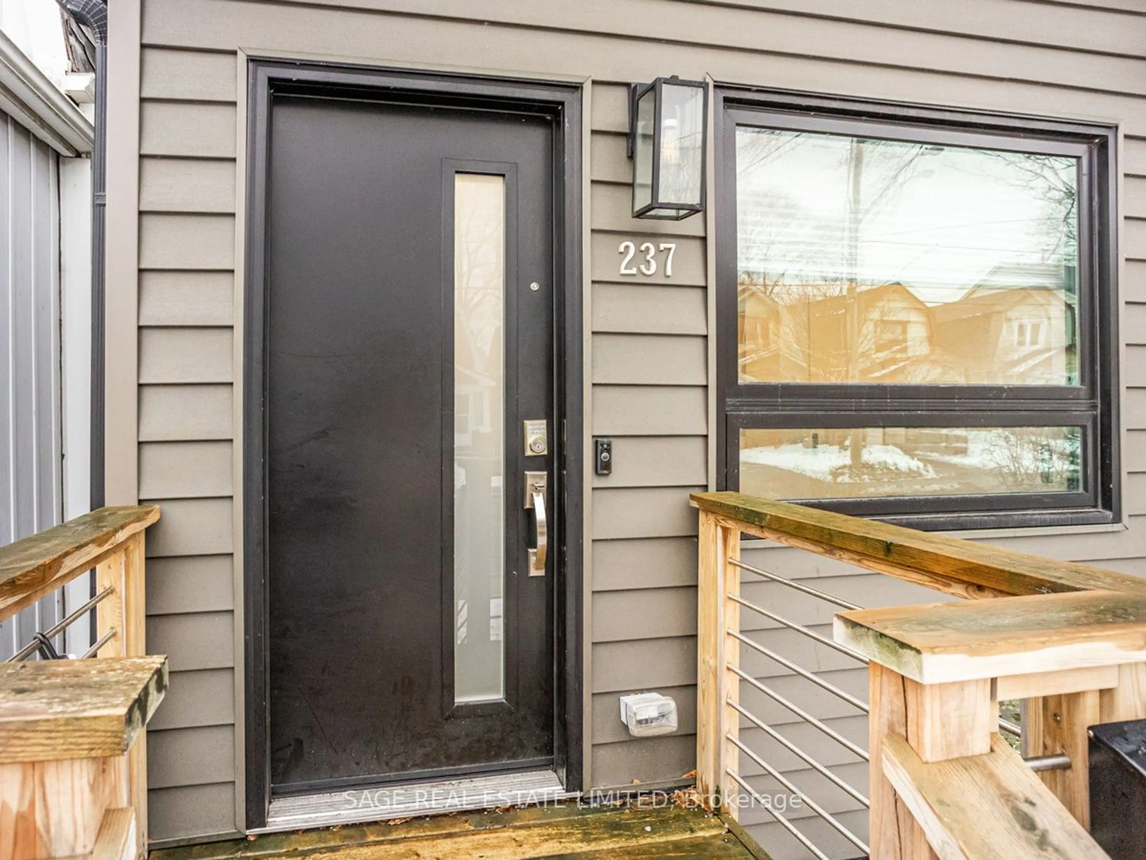 Indoor entryway for 237 Lumsden Ave, Toronto Ontario M4C 2K5