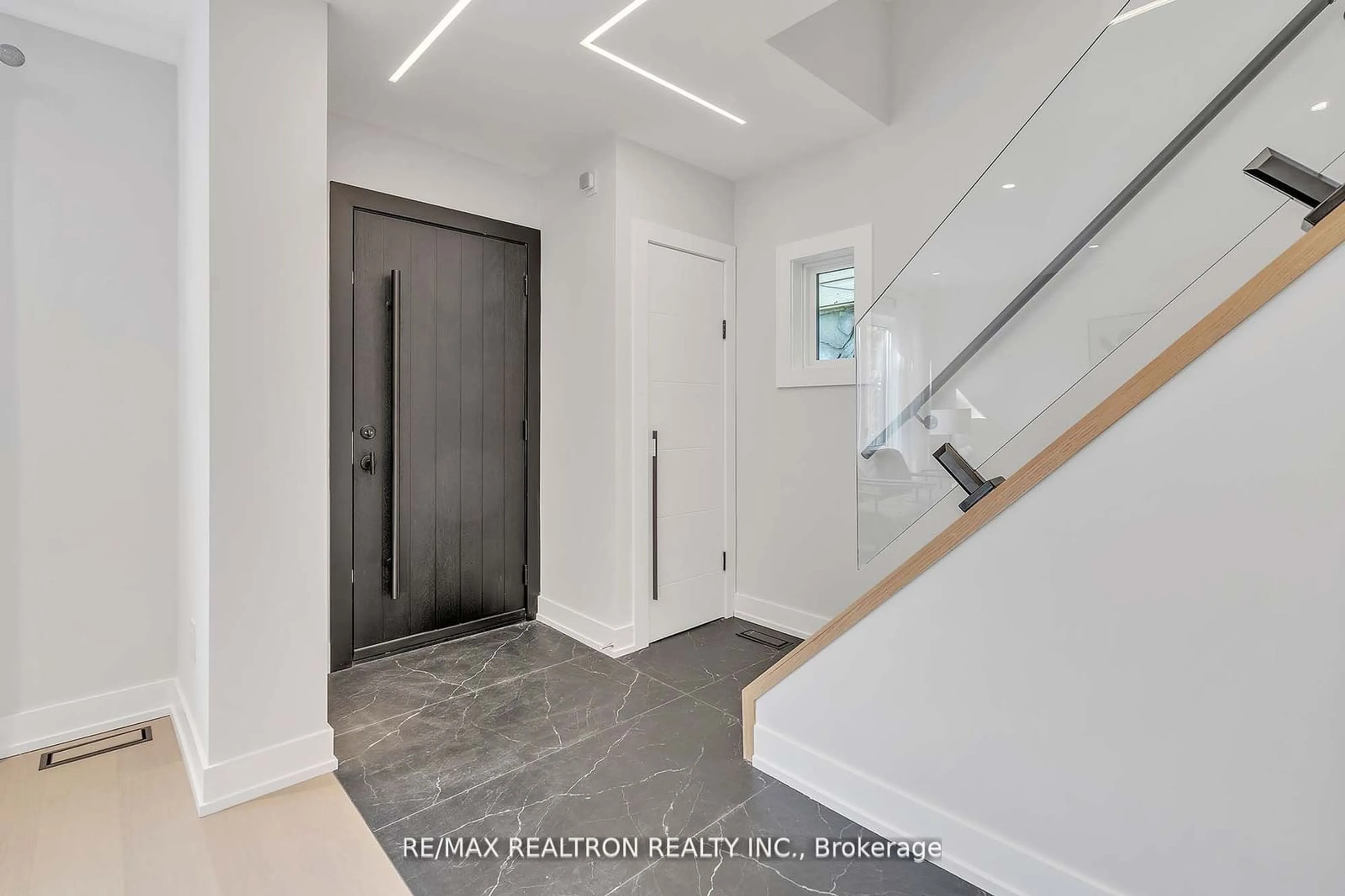 Indoor entryway for 254 Hastings Ave, Toronto Ontario M4L 2M1