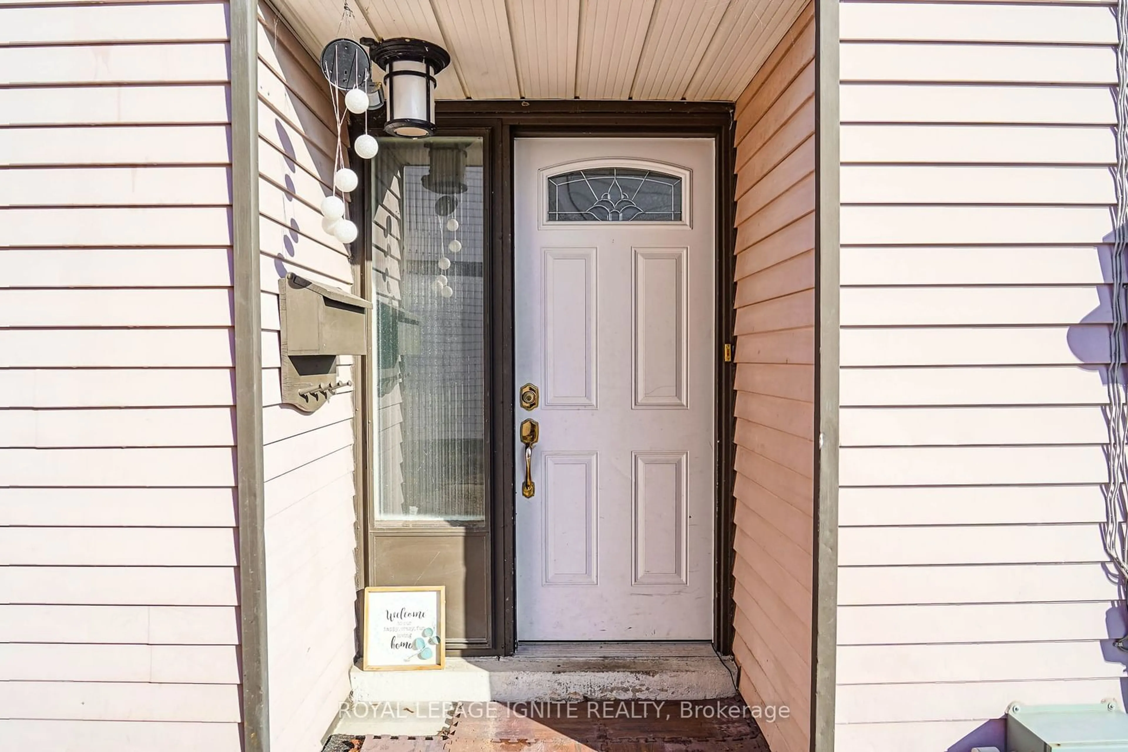 Indoor entryway for 292 Phillip Murray Ave, Oshawa Ontario L1J 6N8