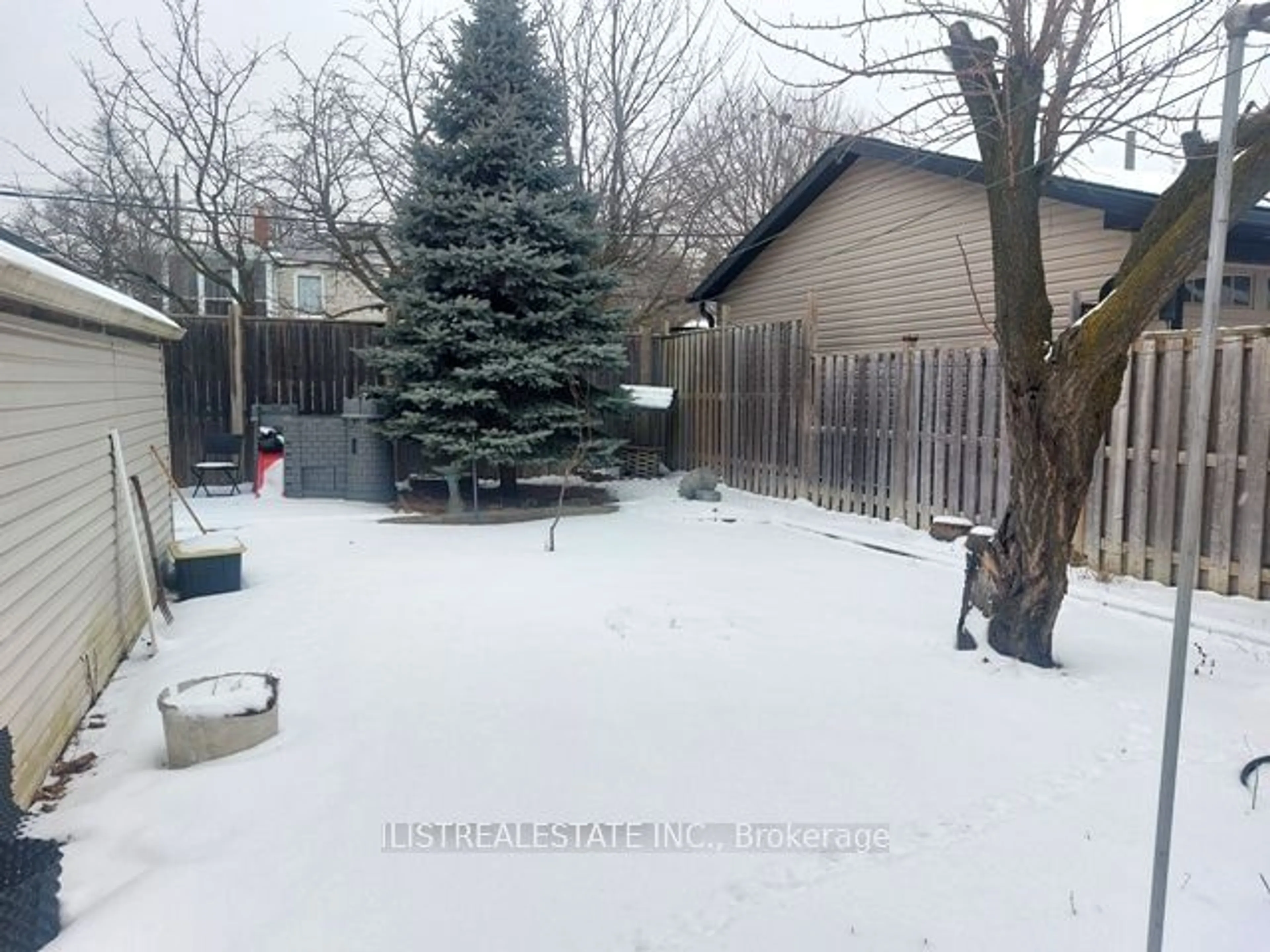 Patio, street for 8 Medonte Ave, Toronto Ontario M1L 1Z3