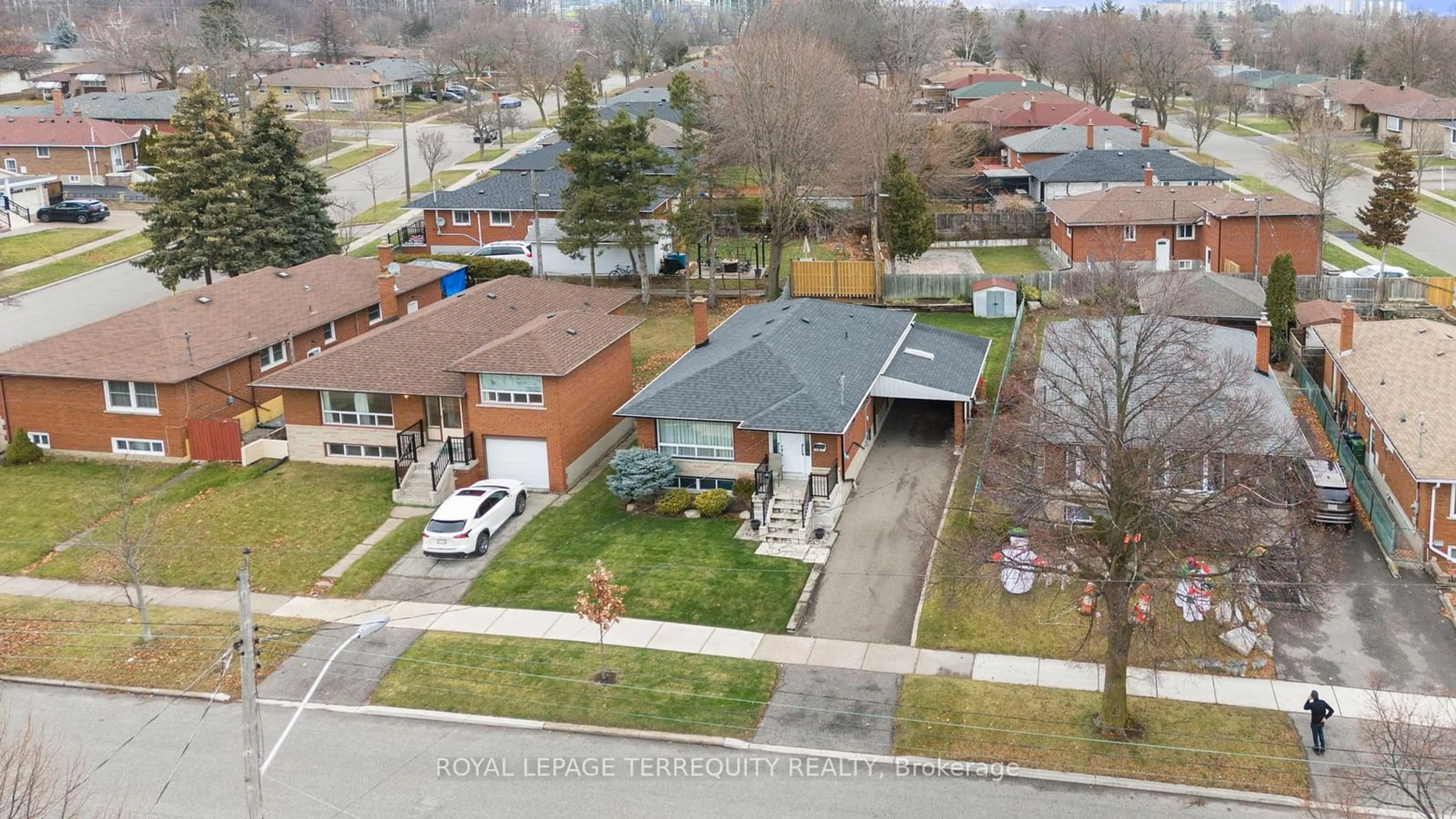 A pic from outside/outdoor area/front of a property/back of a property/a pic from drone, street for 63 Packard Blvd, Toronto Ontario M1P 4K6