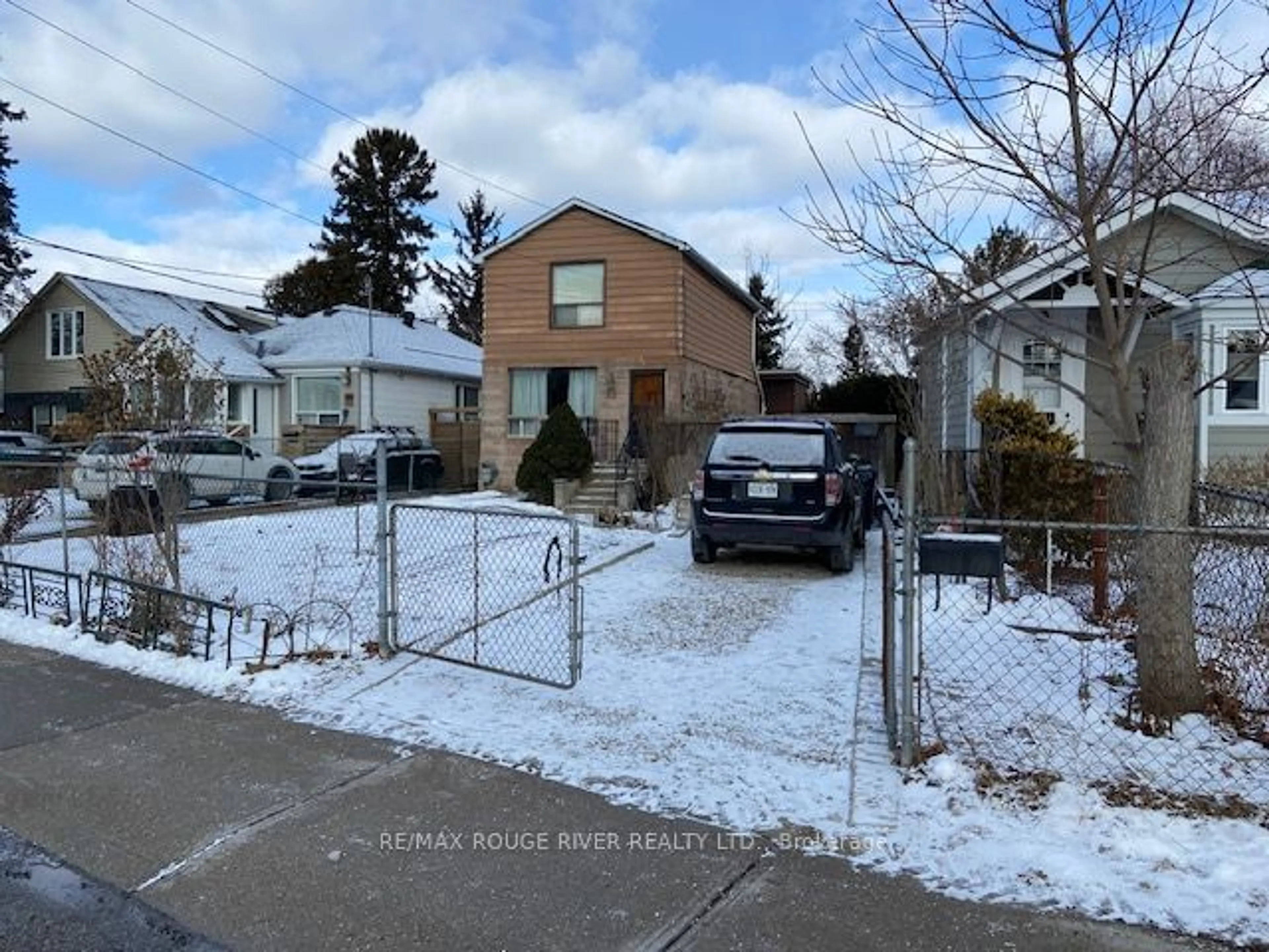 A pic from outside/outdoor area/front of a property/back of a property/a pic from drone, street for 23 Westlake Cres, Toronto Ontario M4C 2X3